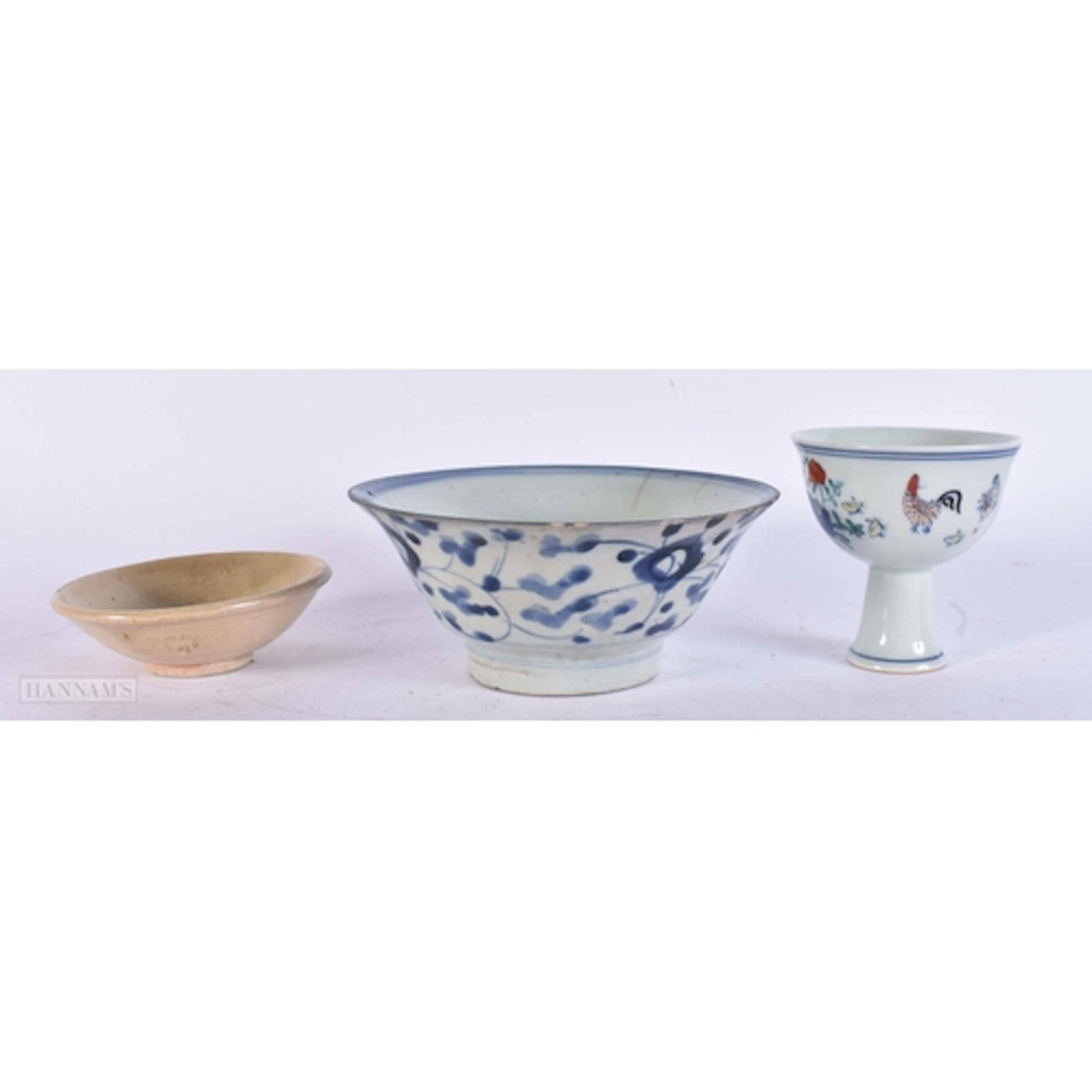 A CHINESE DOUCAI/WUCAI ENAMELLED STEM CUP TOGETHER WITH A BL...