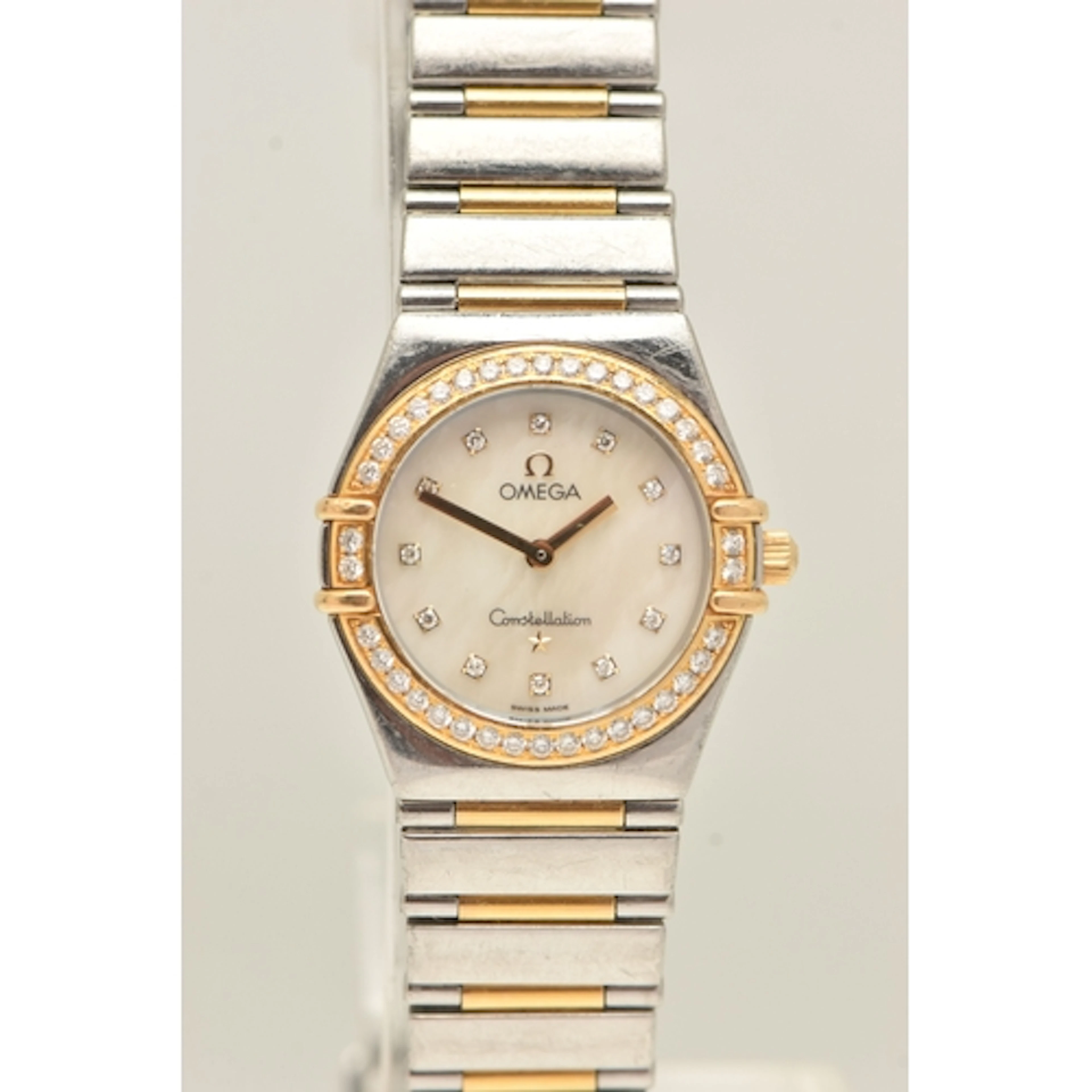 A LADIES 'OMEGA CONSTELLATION' WRISTWATCH, quartz movement, ...