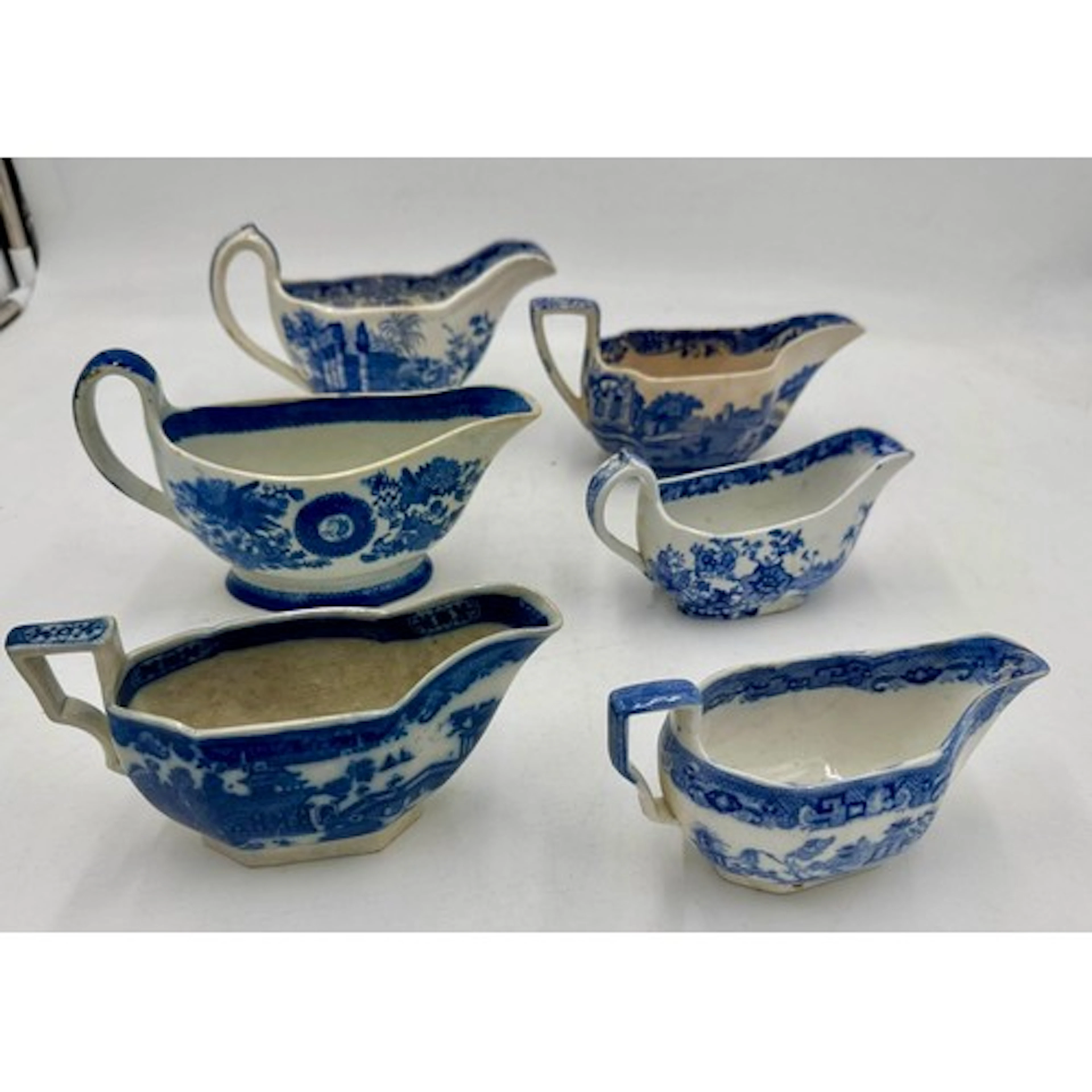 A group of mainly early 19th century blue and white transfer...