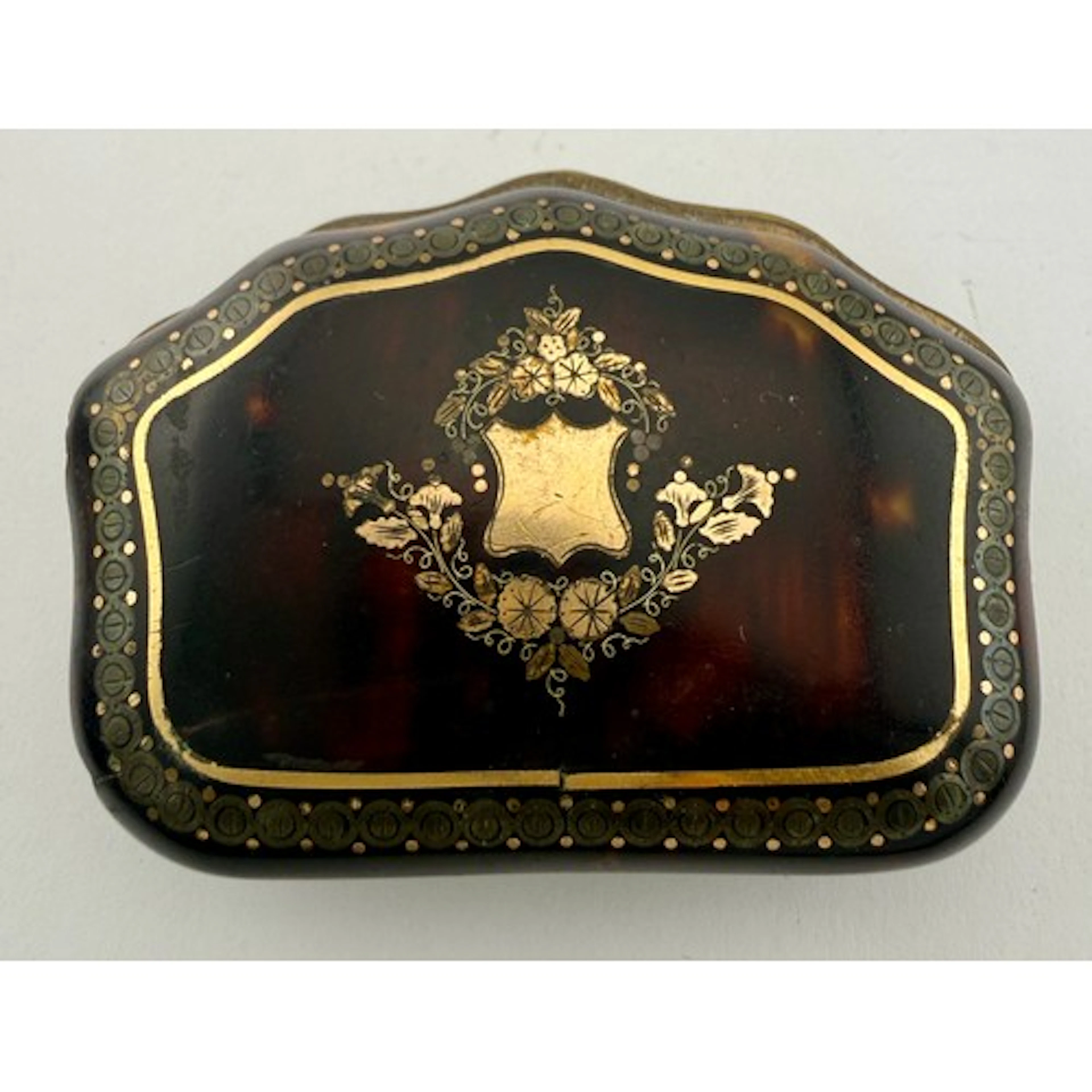 A 19thC tortoiseshell piqué purse with blue silk lining. 5cm...
