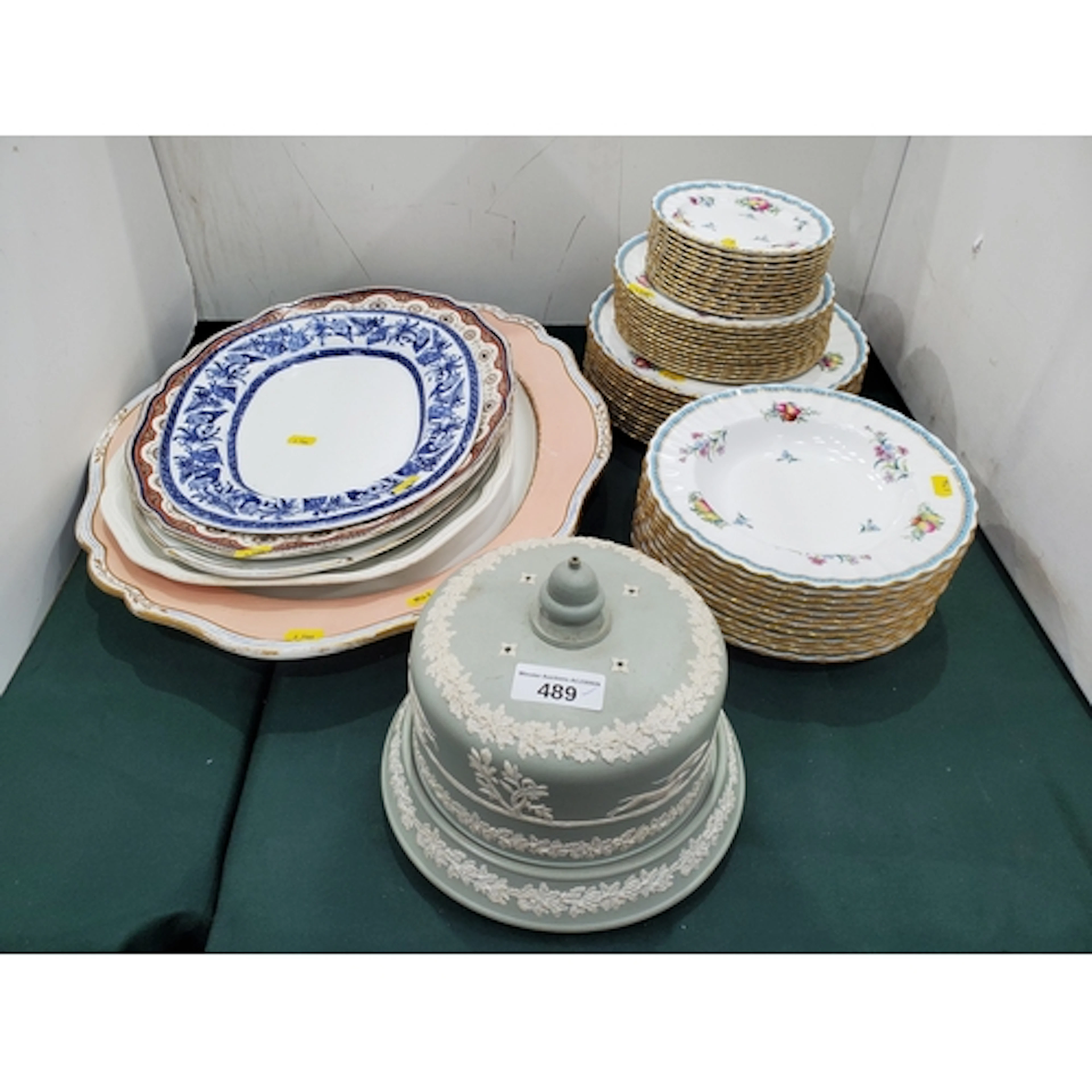 A quantity of Spode 'Trapnell Sprays' including three sizes ...