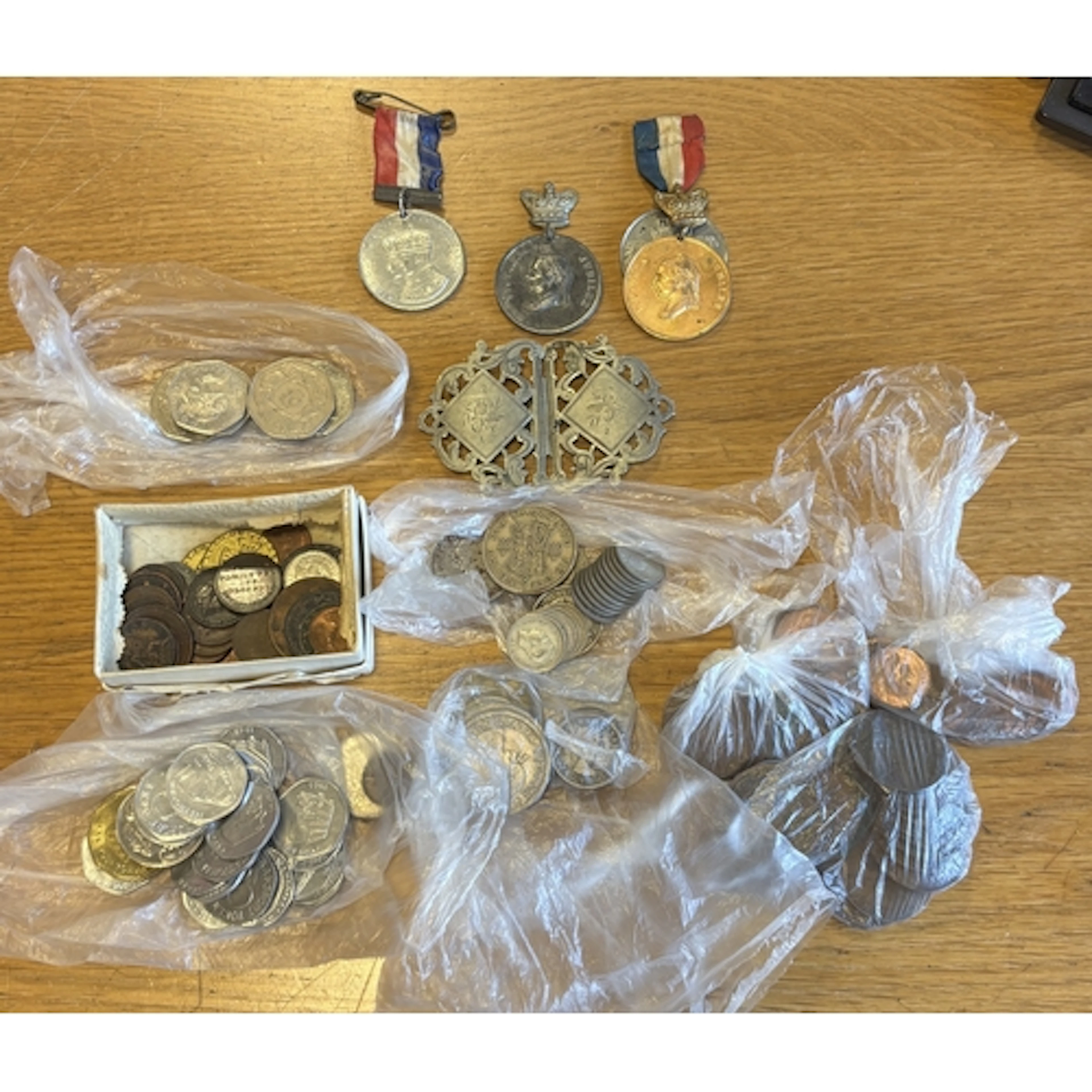 Collection of mostly loose pre decimal, generally very fine,...