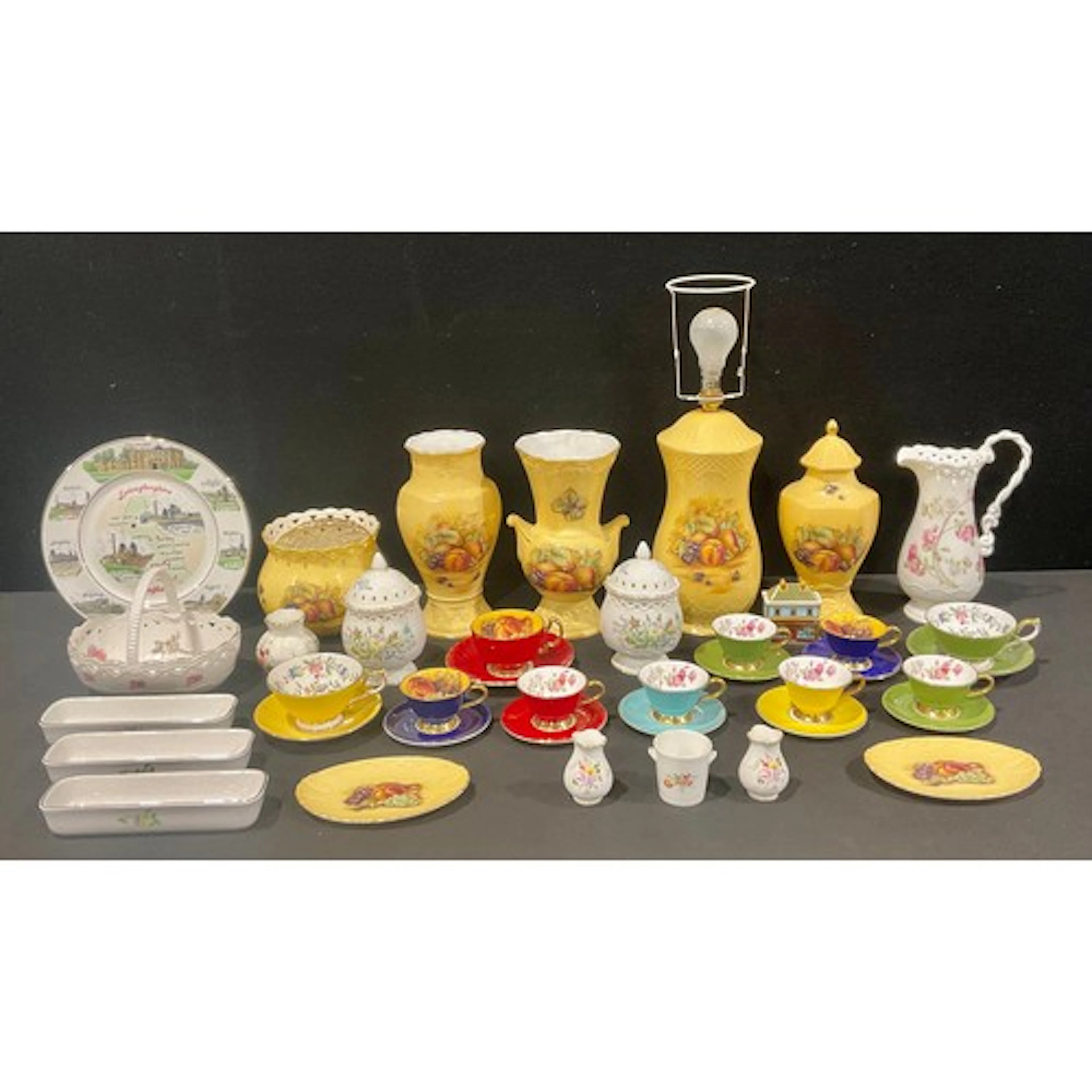 Ceramics - an assortment of mixed ceramics to include a Roya...