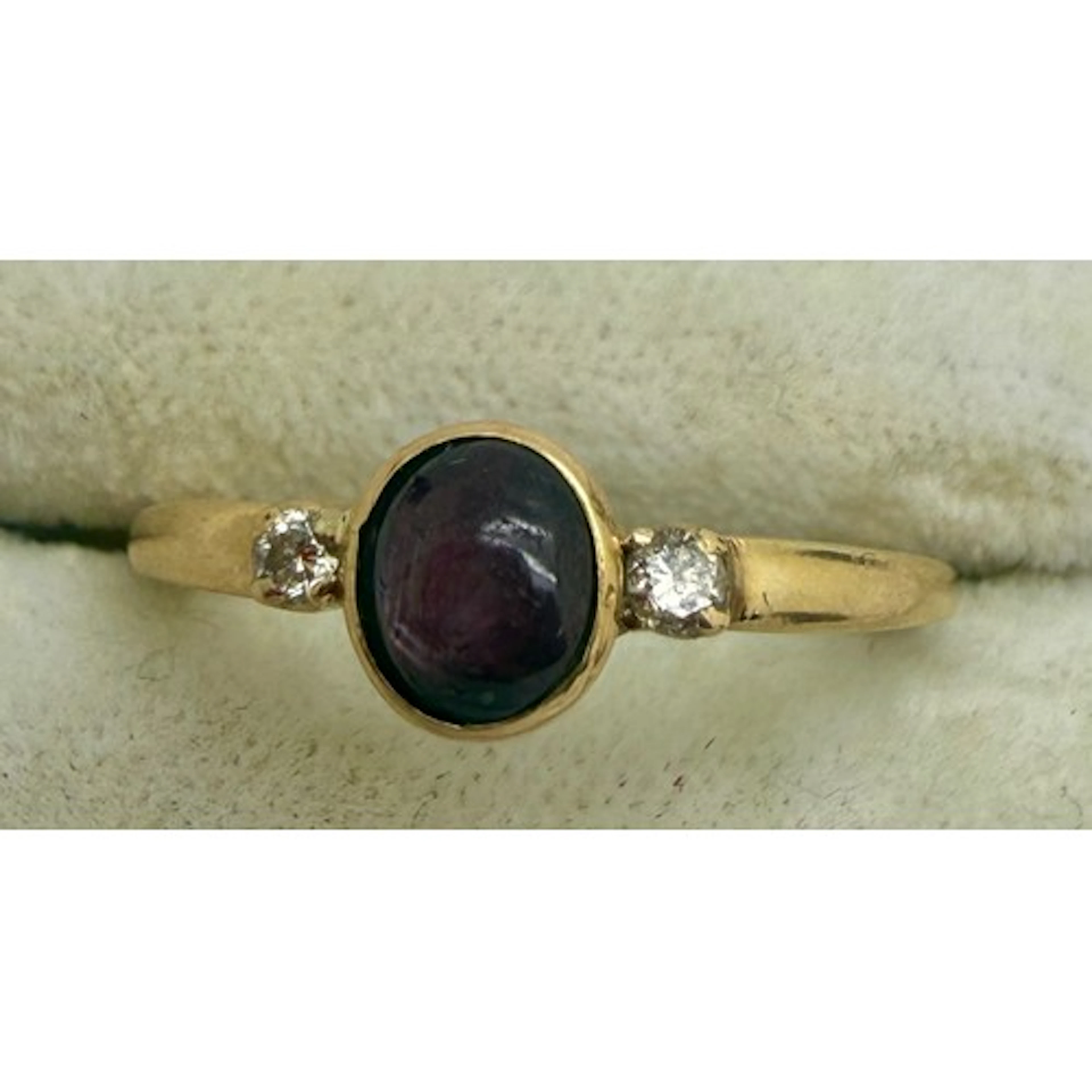 A 14 carat cabouchon amethyst with diamond to each side. Siz...