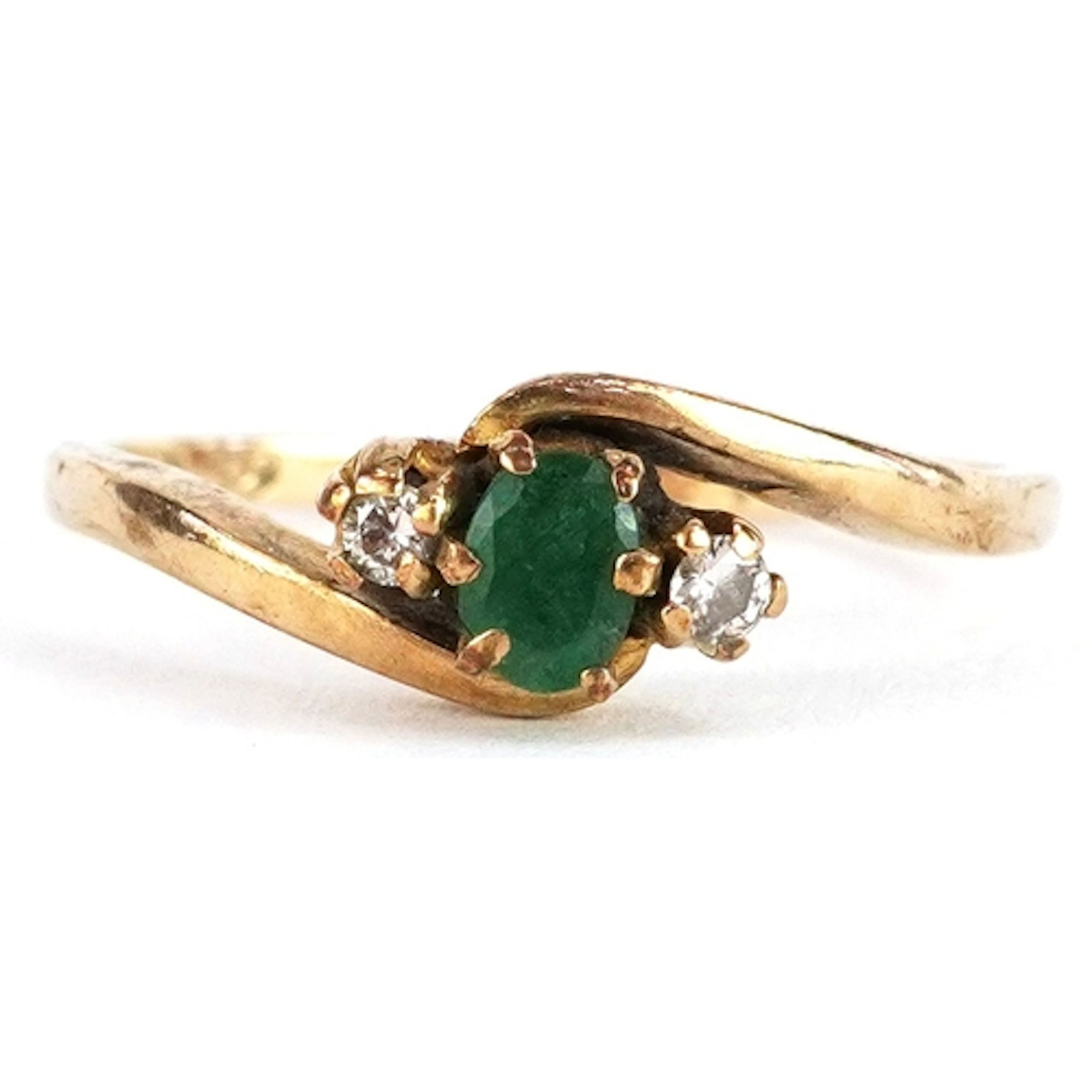 9ct gold diamond and green stone crossover ring, size M, 1.6...