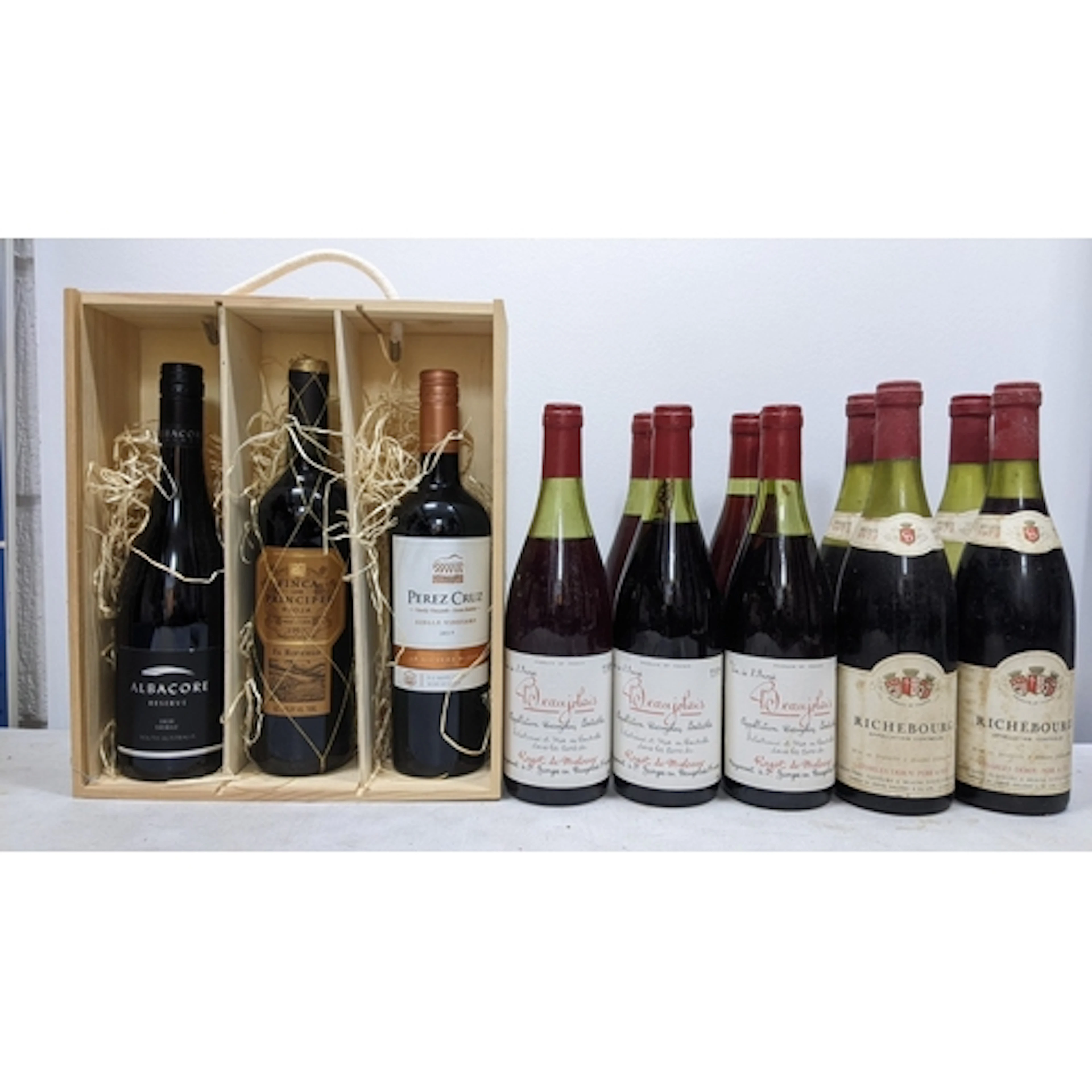 A mixed lot of twelve red wines comprising: - 4 bottles Char...
