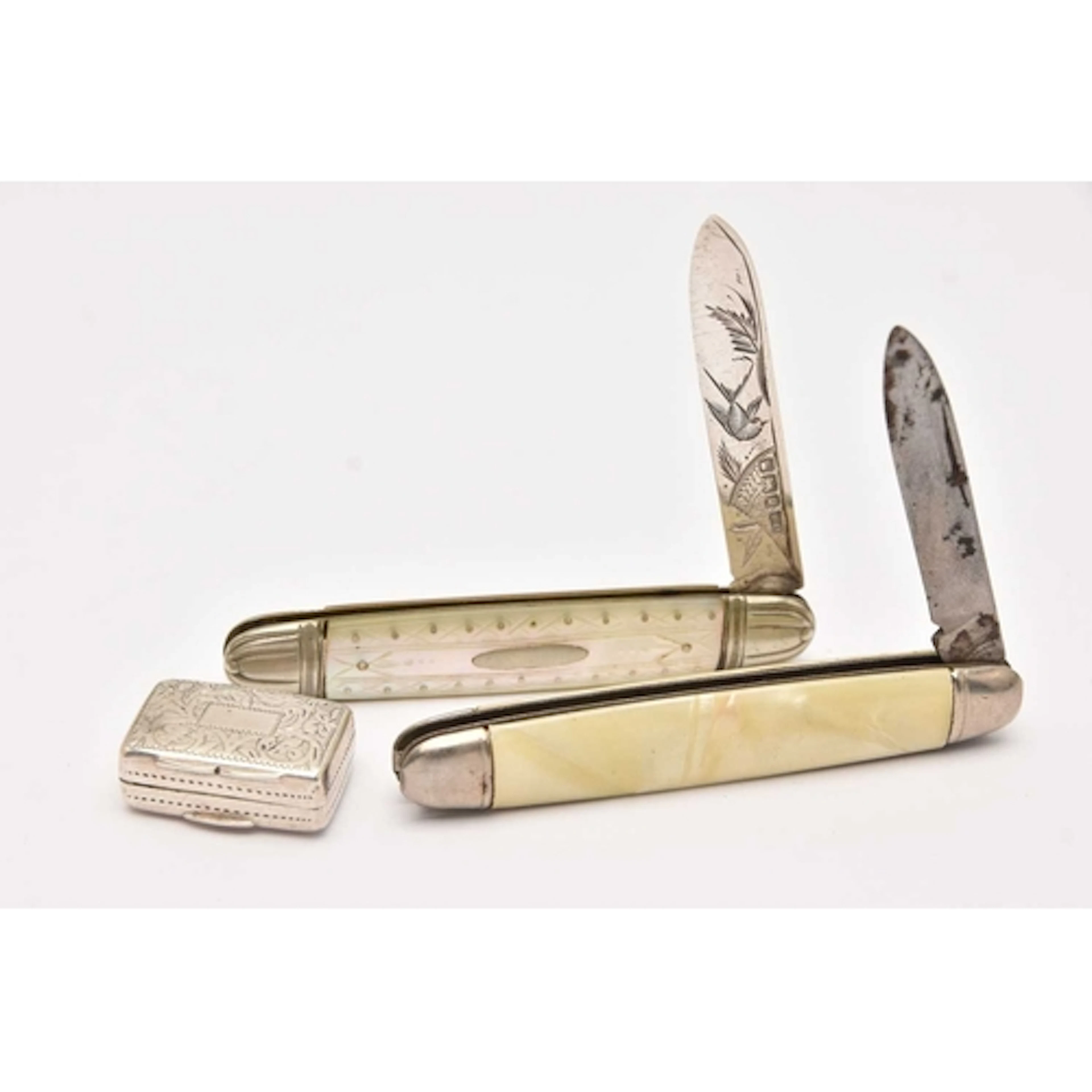 A SMALL ASSORTMENT OF SILVER ITEMS, to include an early 19th...