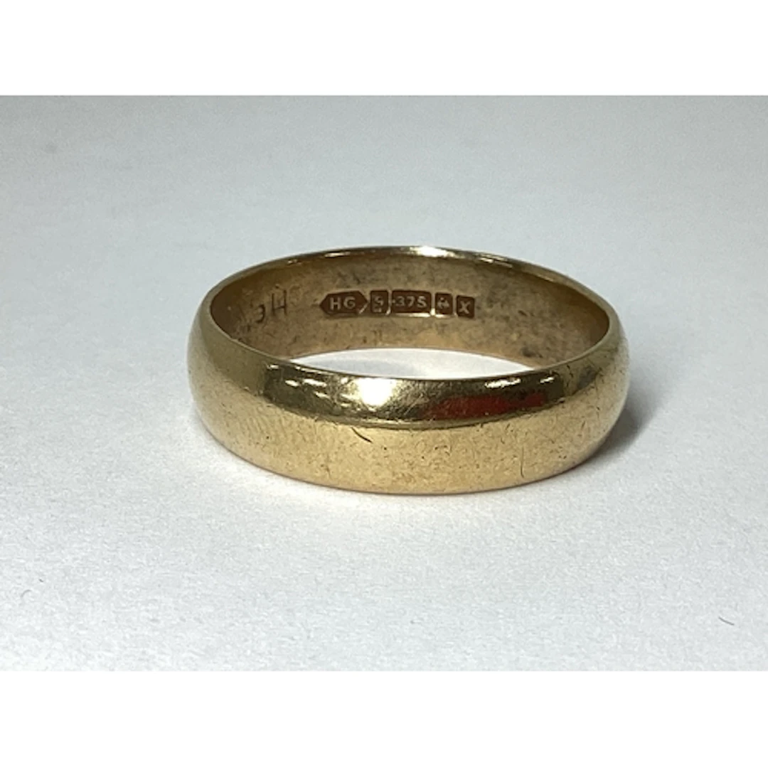 A 9ct Gold Plain Wedding Band, (finger size R). 4.2grams.