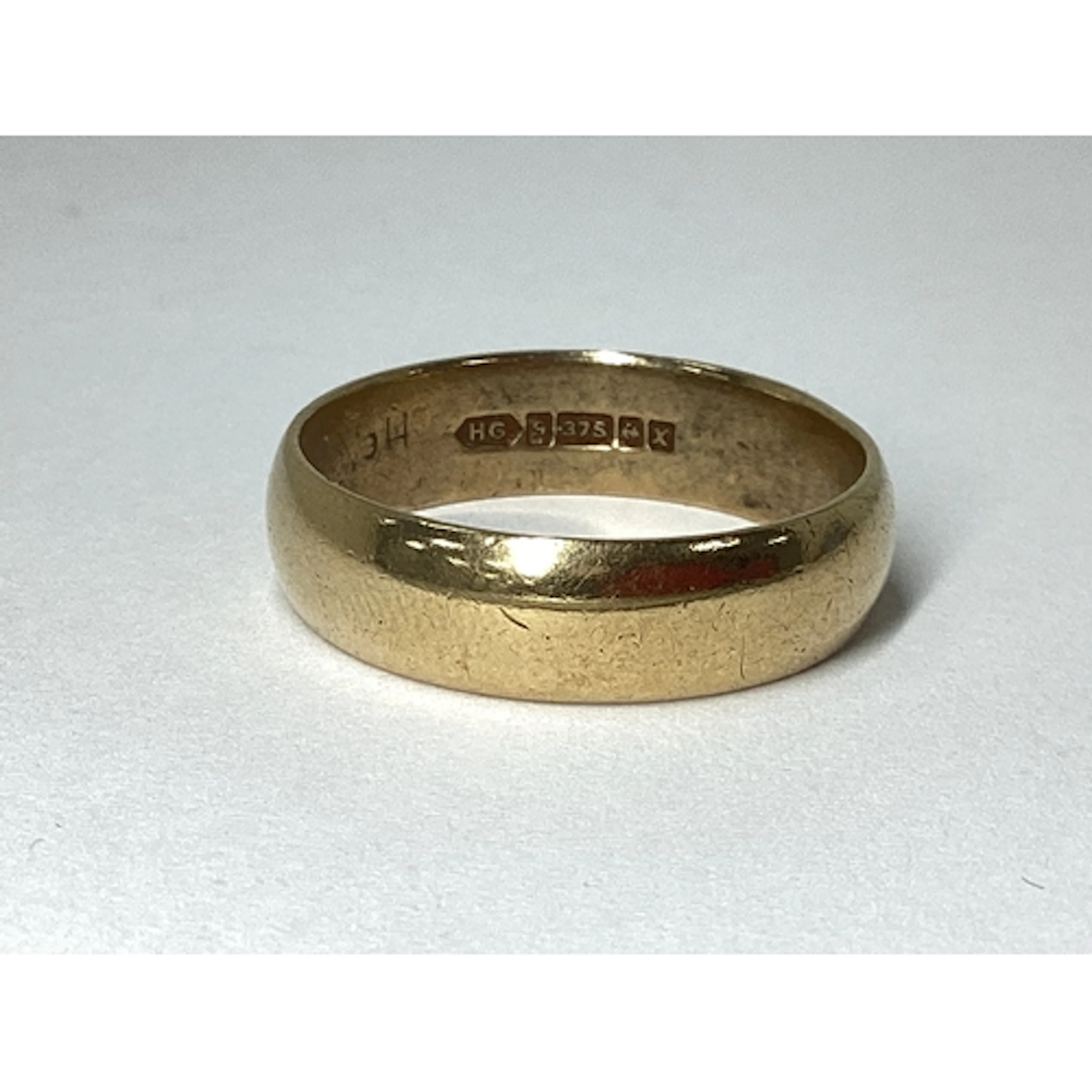 A 9ct Gold Plain Wedding Band, (finger size R). 4.2grams.