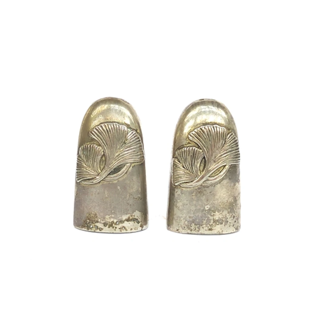 A pair of Silea salt and peppers decorated with Art Nouveau ...