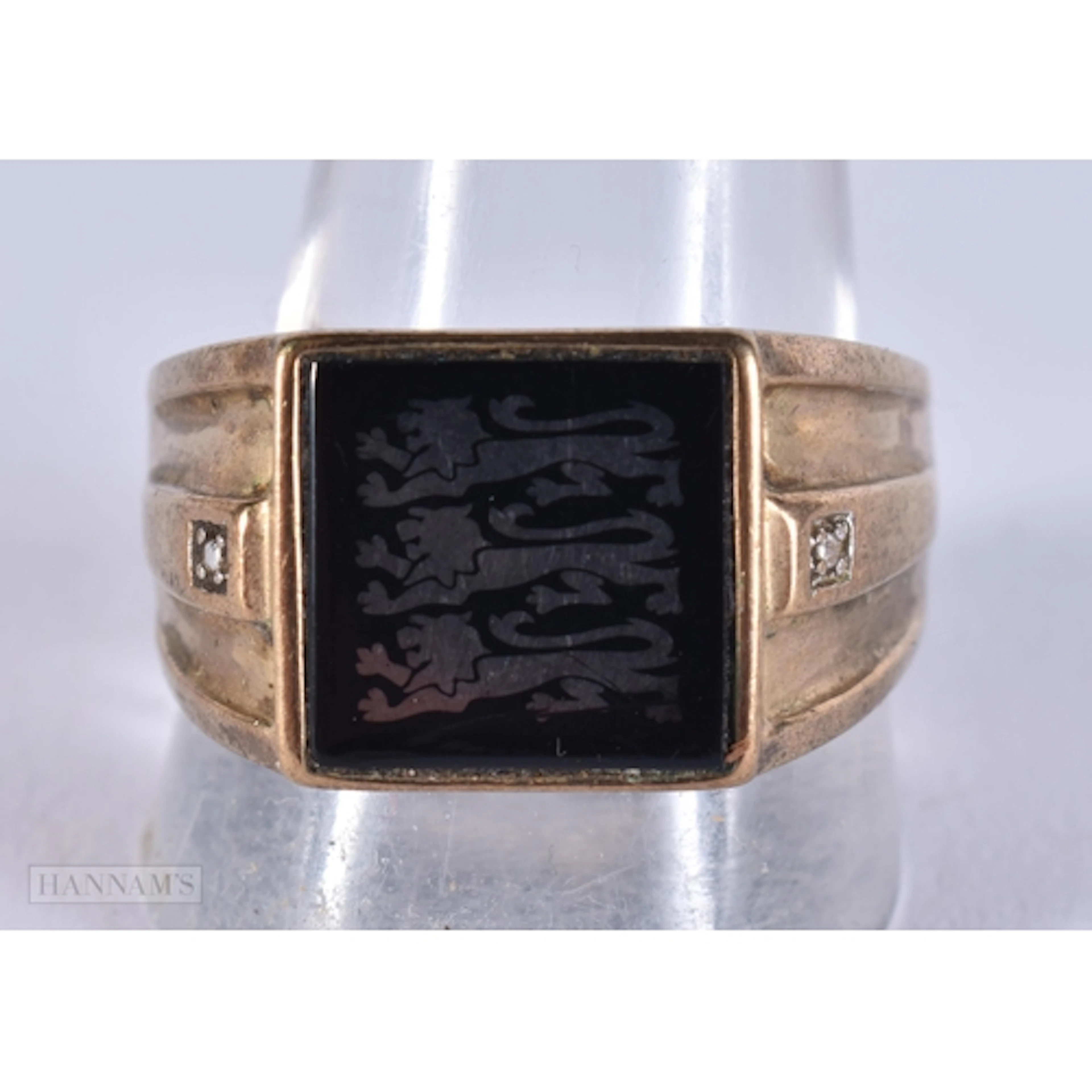 A YELLOW METAL ENGLAND FOOTBALL RING. 6.8 grams. X.