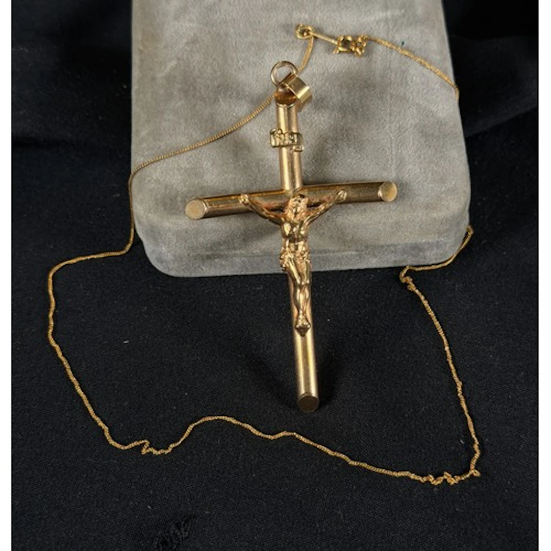 A 9ct hallmarked gold crucifix pendant, 4.7gm; a fine gold c...