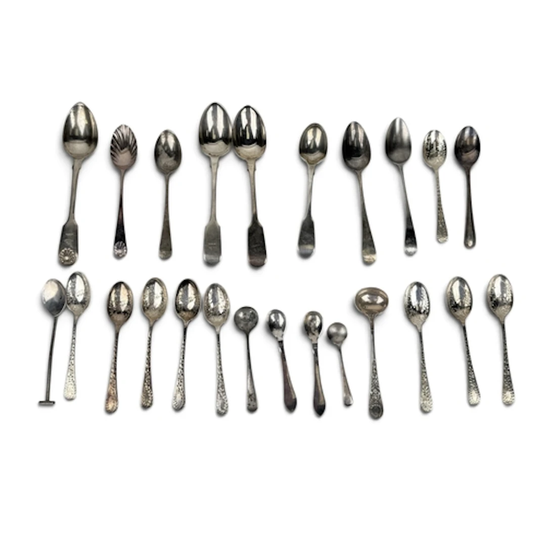 A GROUP OF SILVER TEASPOONS Total weight: 280gms...