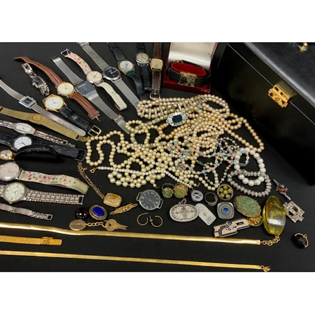 Jewellery - Victorian rolled gold locket on chain, brooches,...