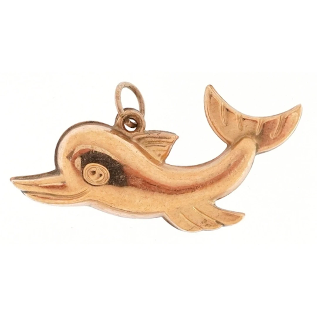 9ct gold charm in the form of a dolphin, 2.9cm wide, 1.0g.
