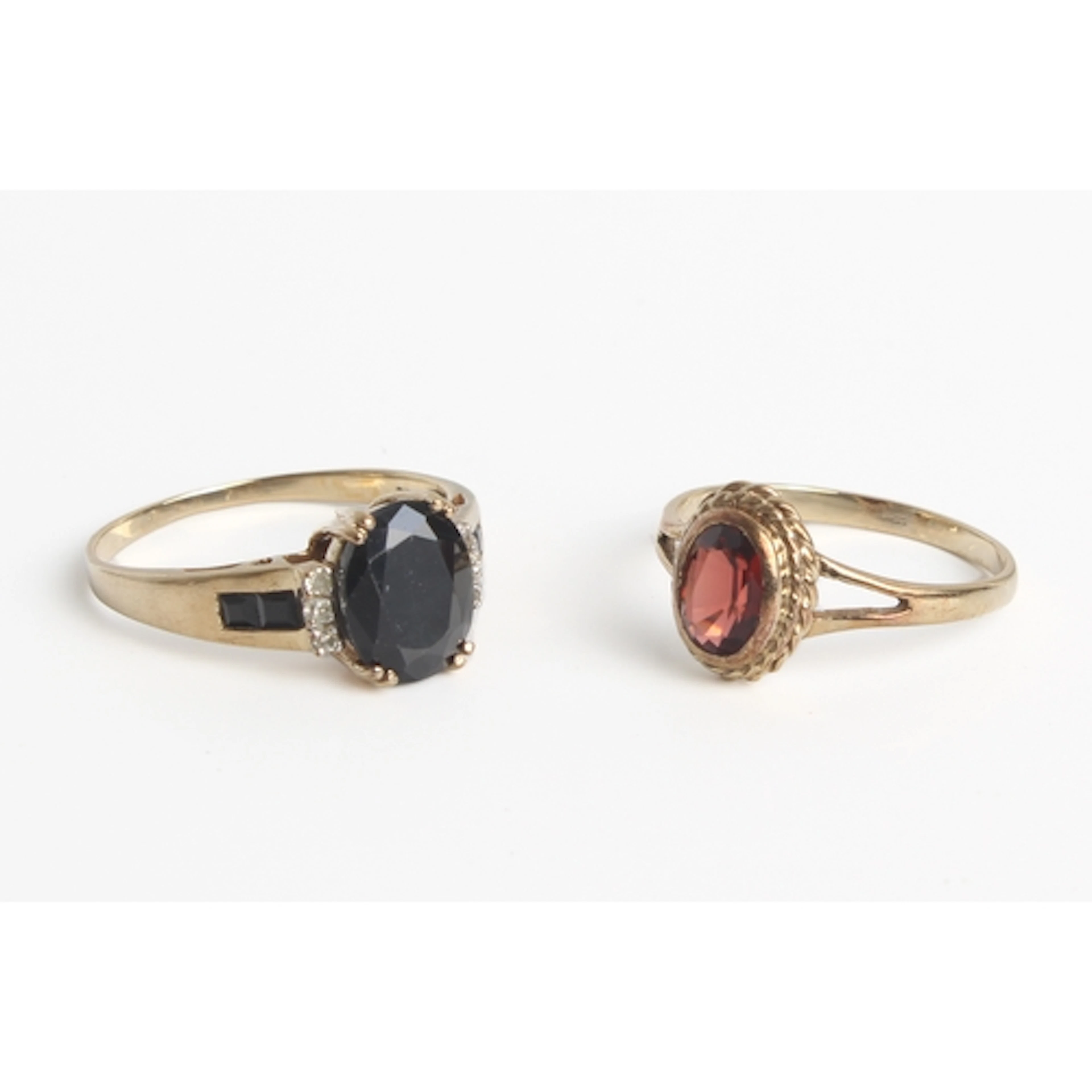 Two 9ct yellow gold rings - one hallmarked Birmingham 1990, ...