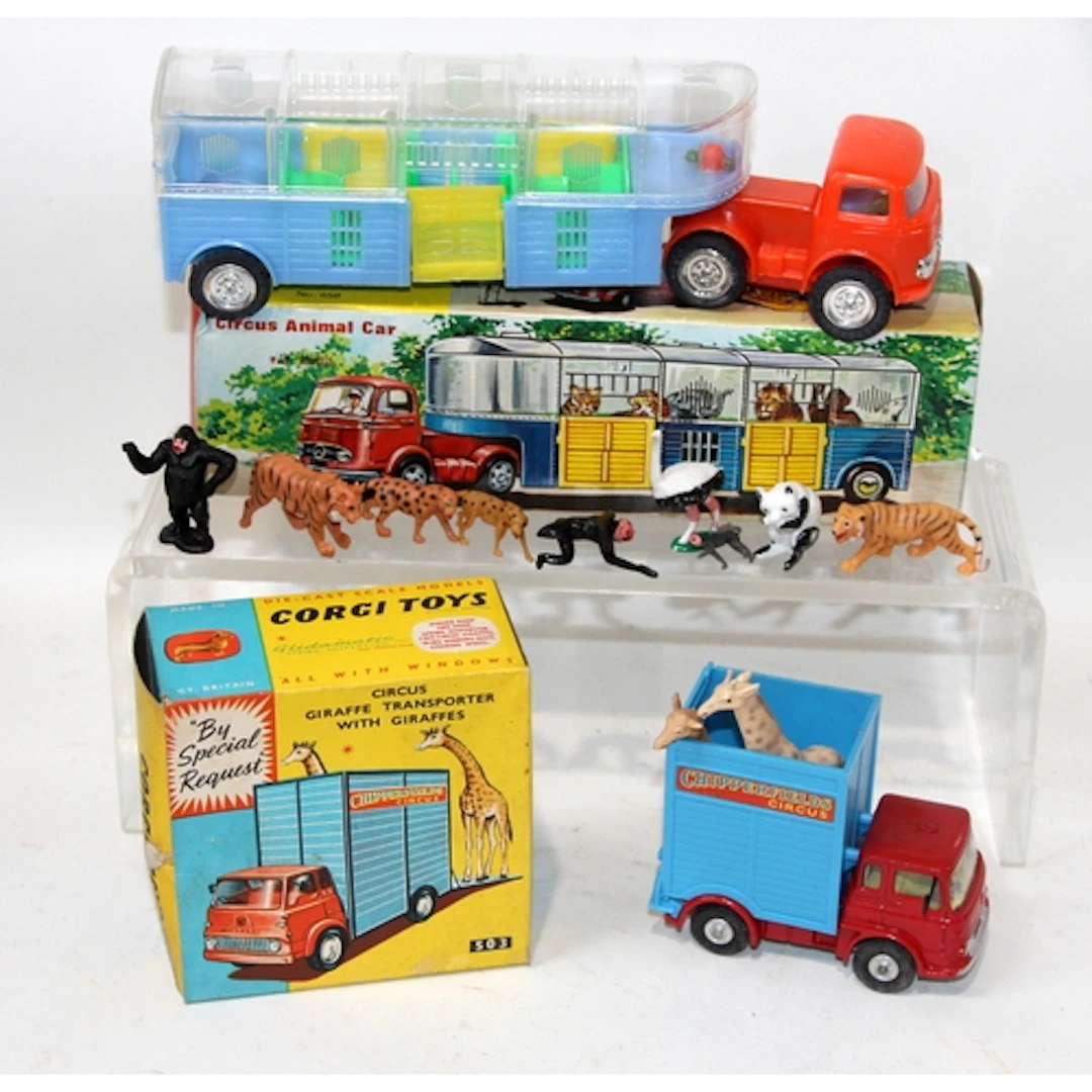 Vintage Corgi die-cast Circus Giraffe Transporter with Giraf...