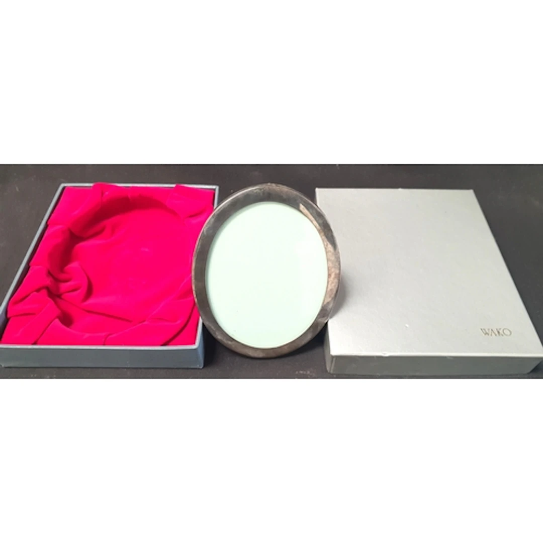 BOXED WAKO 970 SILVER PHOTOGRAPH FRAME the oval frame measur...