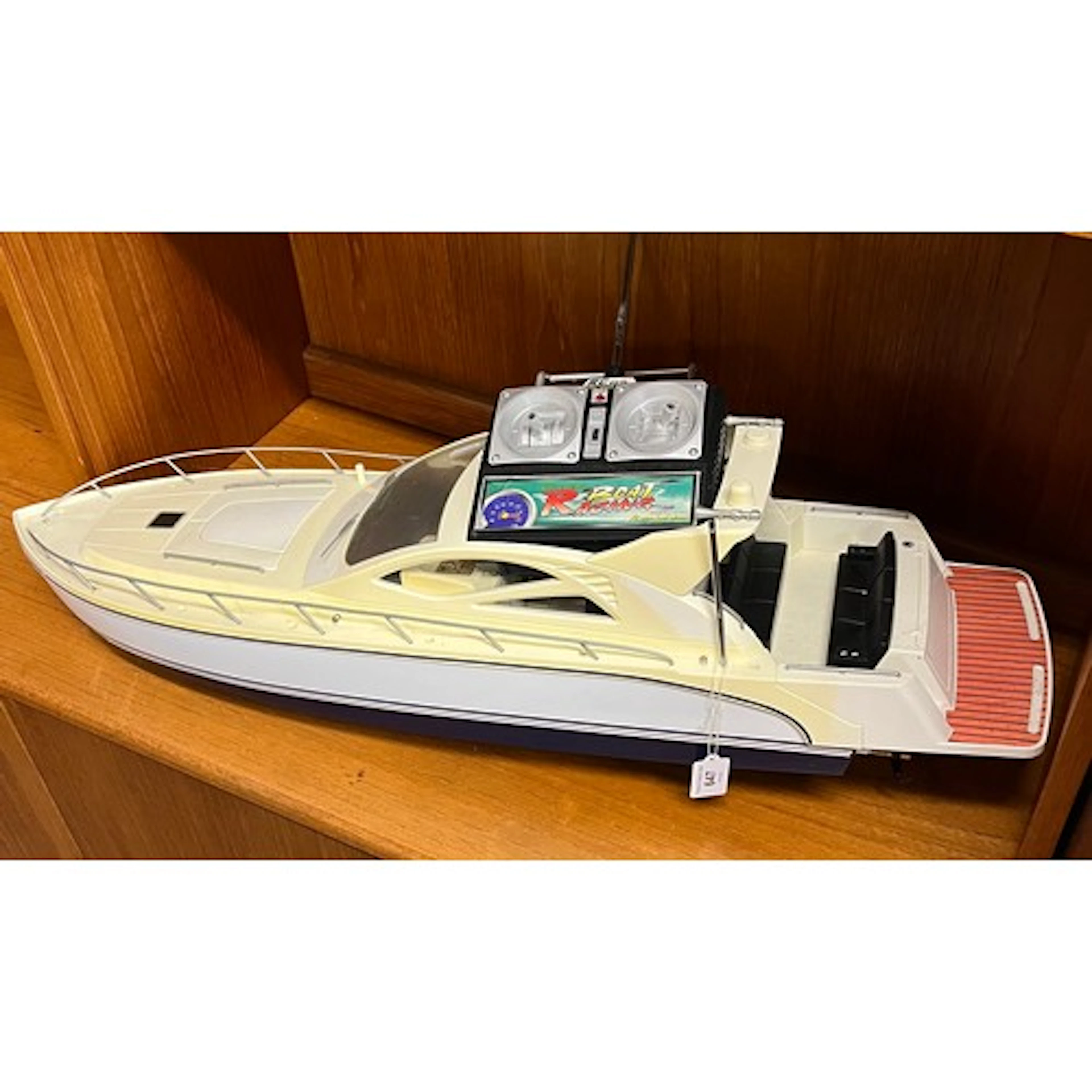 Radio control model speed boat, with radio control.