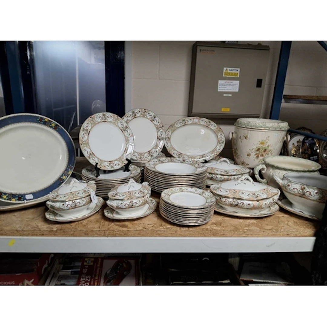A DOULTON BURSLEM 'SELBORNE' PATTERN DINNER SERVICE CIRCA 18...