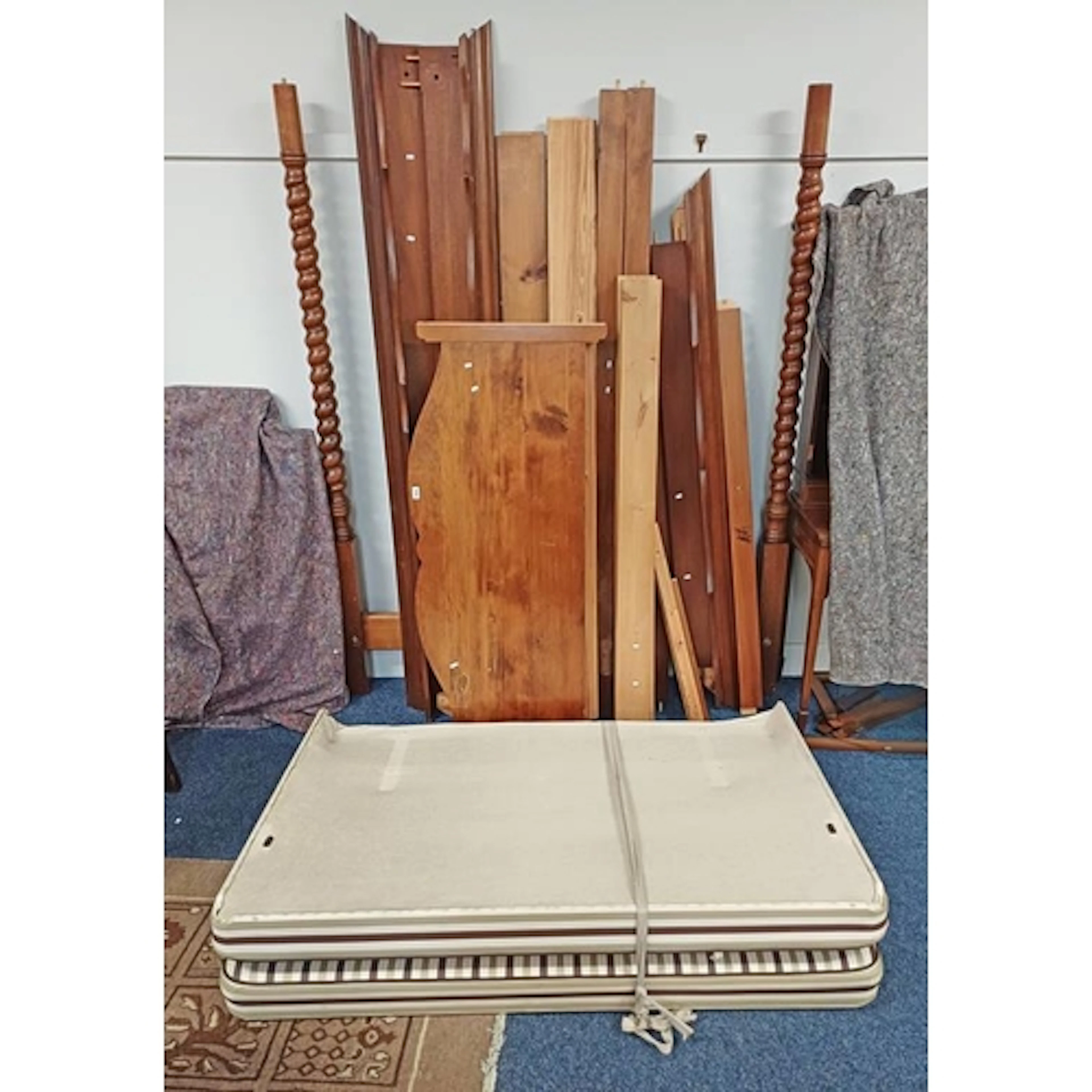 20TH CENTURY 4 POSTER BED WITH BARLEY TWIST DECORATION