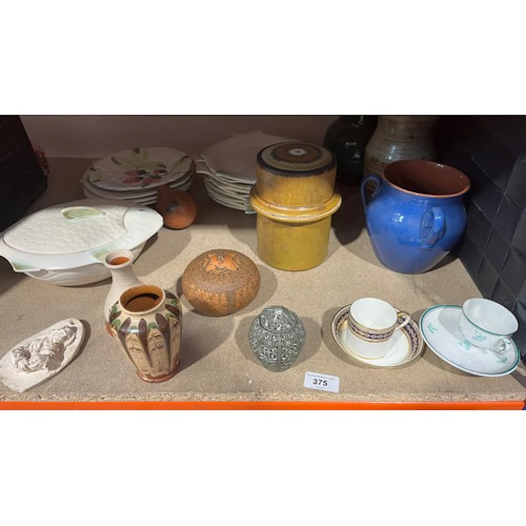 Decorative ceramics to include cabinet cup and saucers, fish...