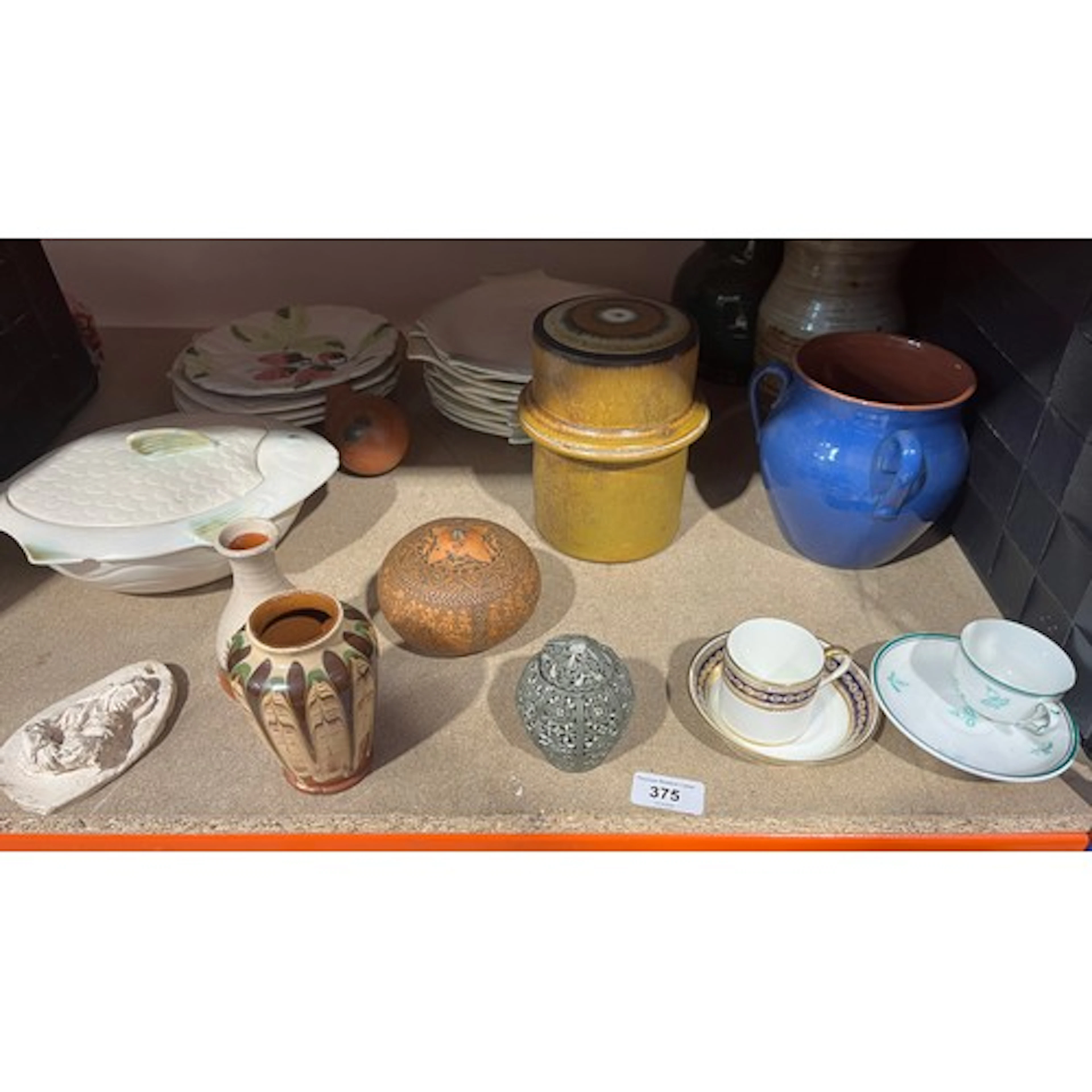 Decorative ceramics to include cabinet cup and saucers, fish...