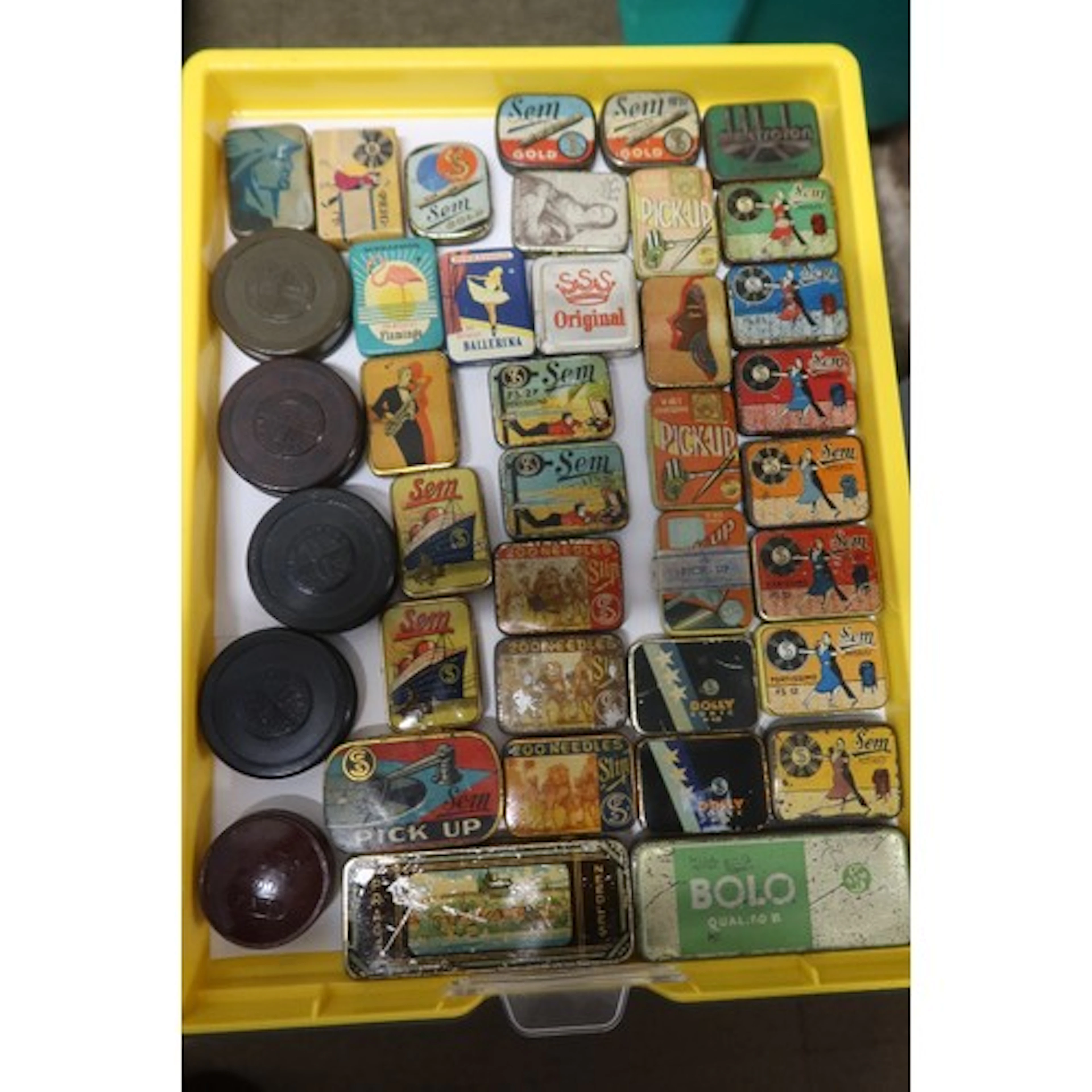 A tray of vintage gramophone needle tins