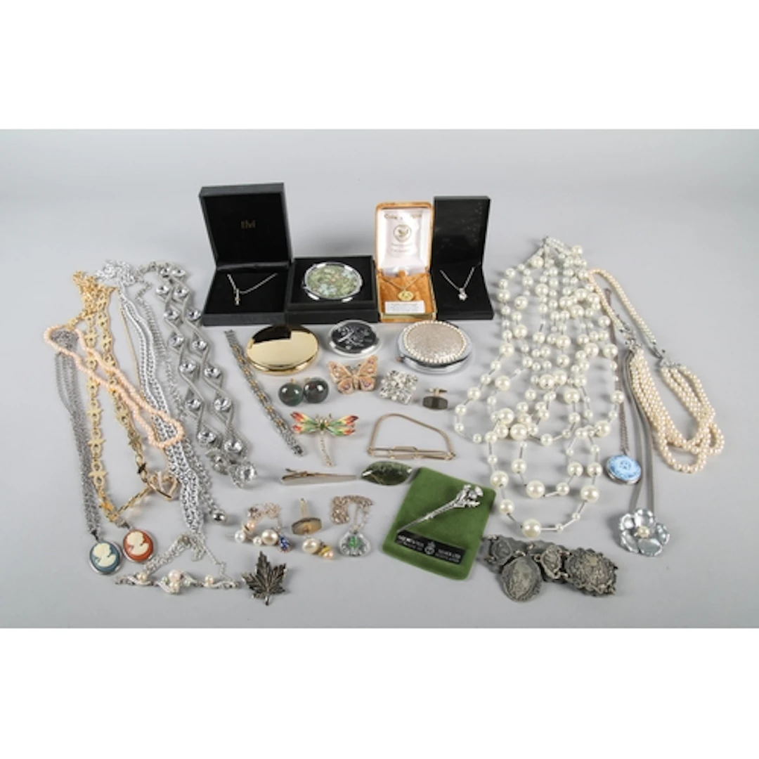 Assorted costume jewellery to include brooches, necklaces la...