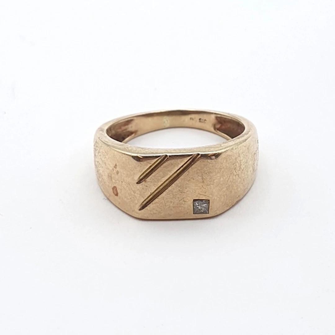 A gold Signet Ring set small princess-cut diamond, stamped 3...