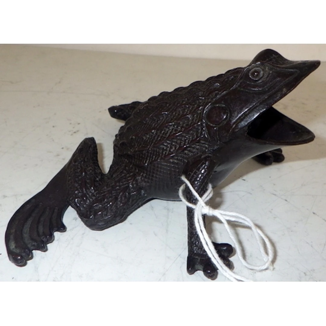 A Chinese bronze frog, 7cm tall