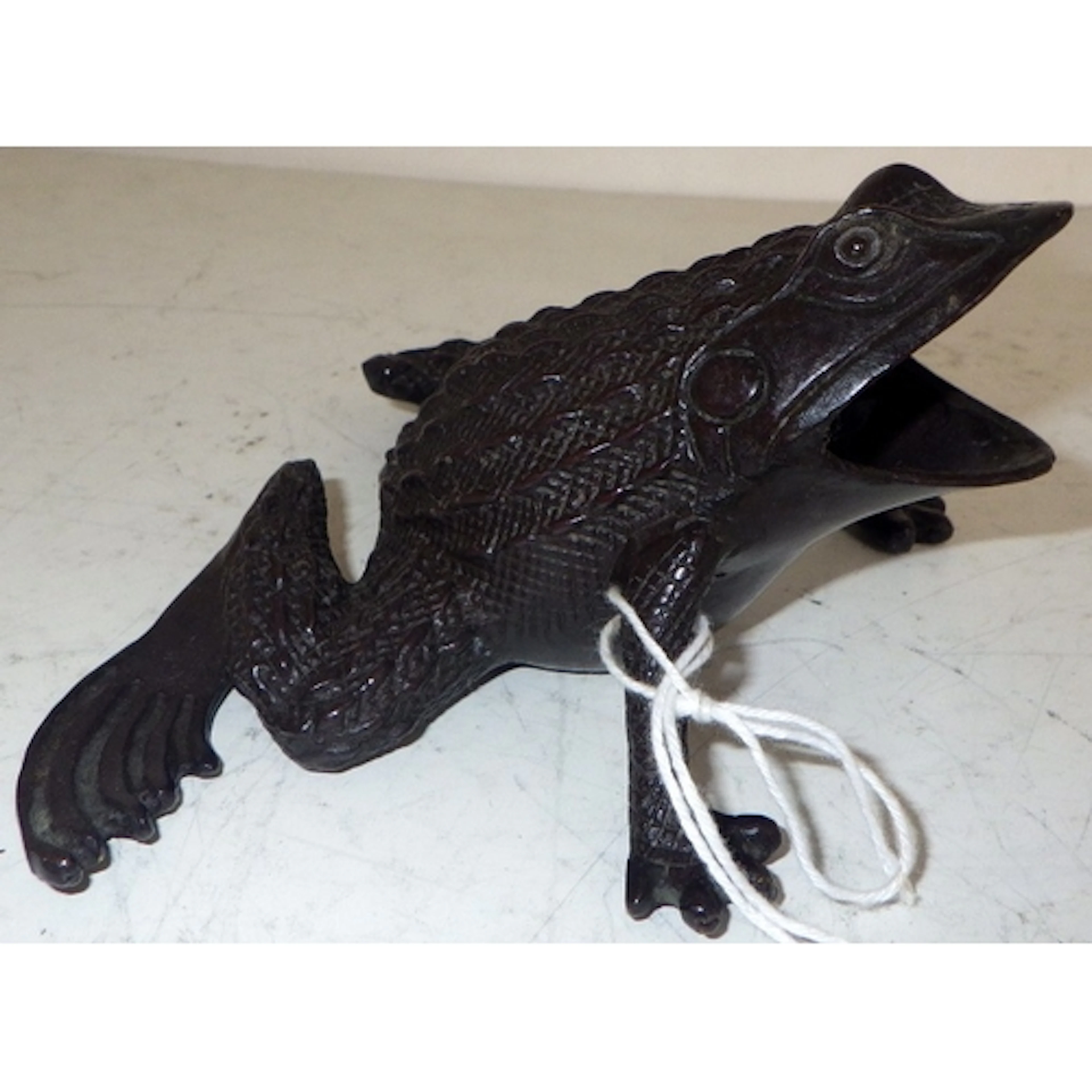 A Chinese bronze frog, 7cm tall