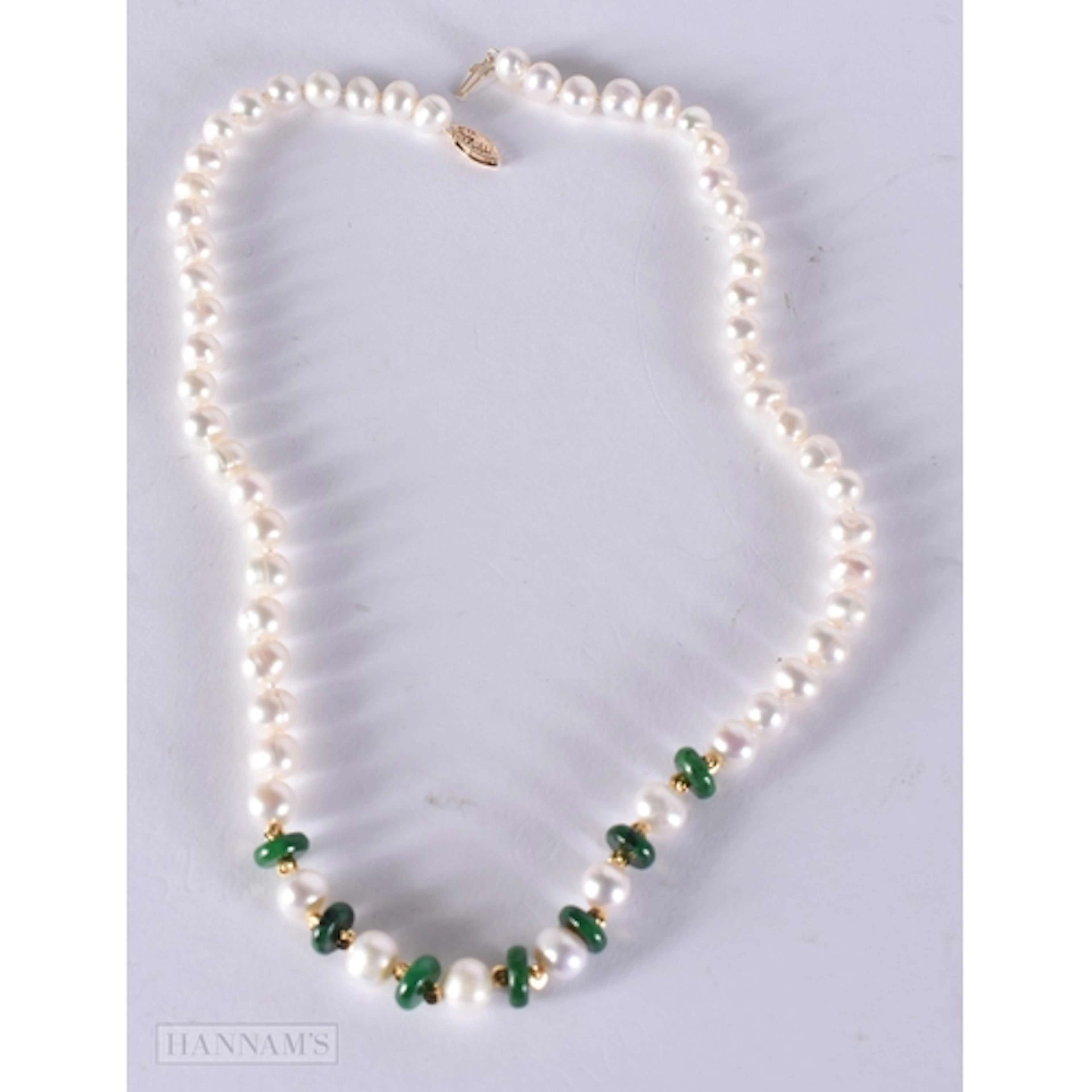 A 14CT PEARL AND JADE STRING BEAD NECKLACE. 45 cm. 30 grams
