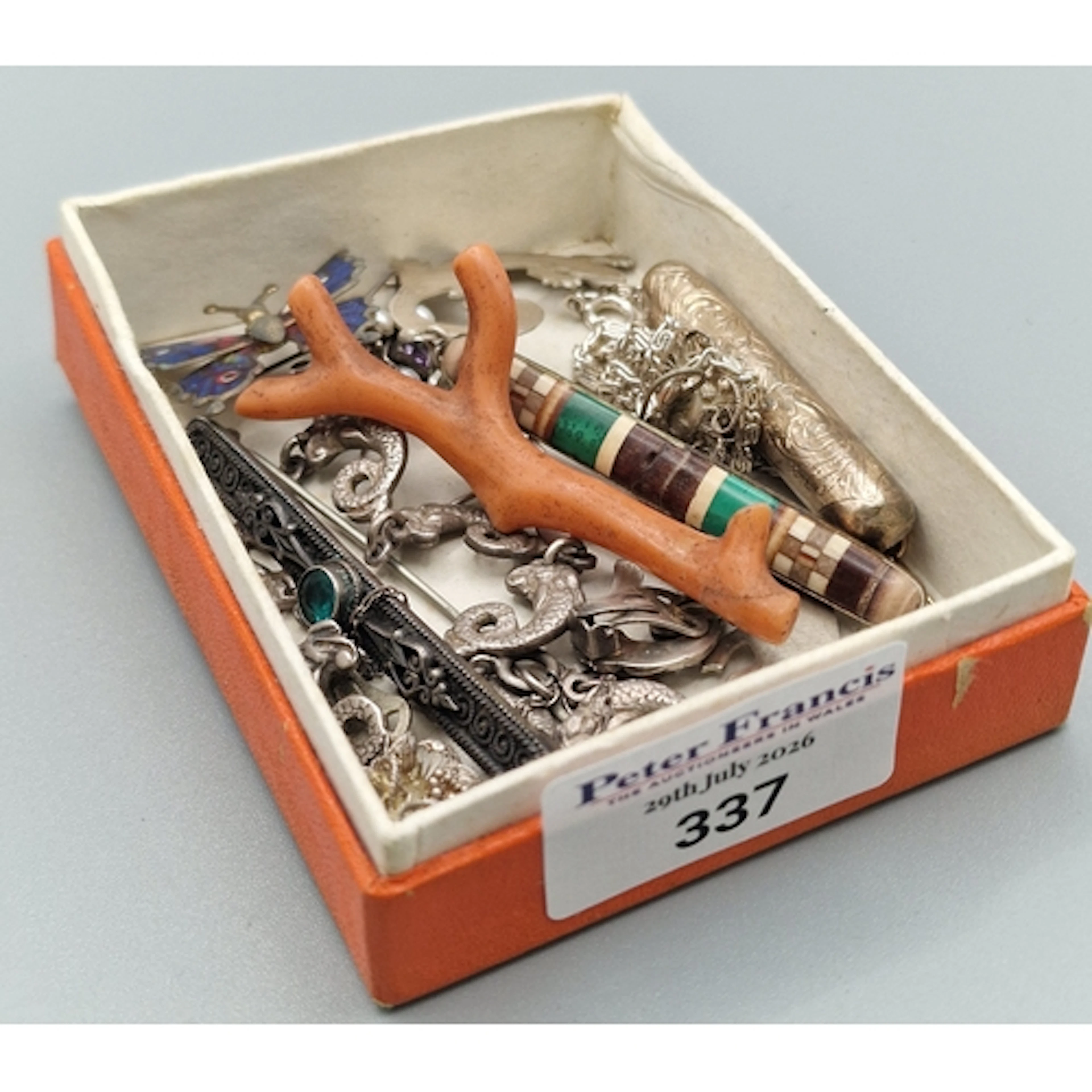 Small tub of jewellery to include: butterfly brooch, filigre...