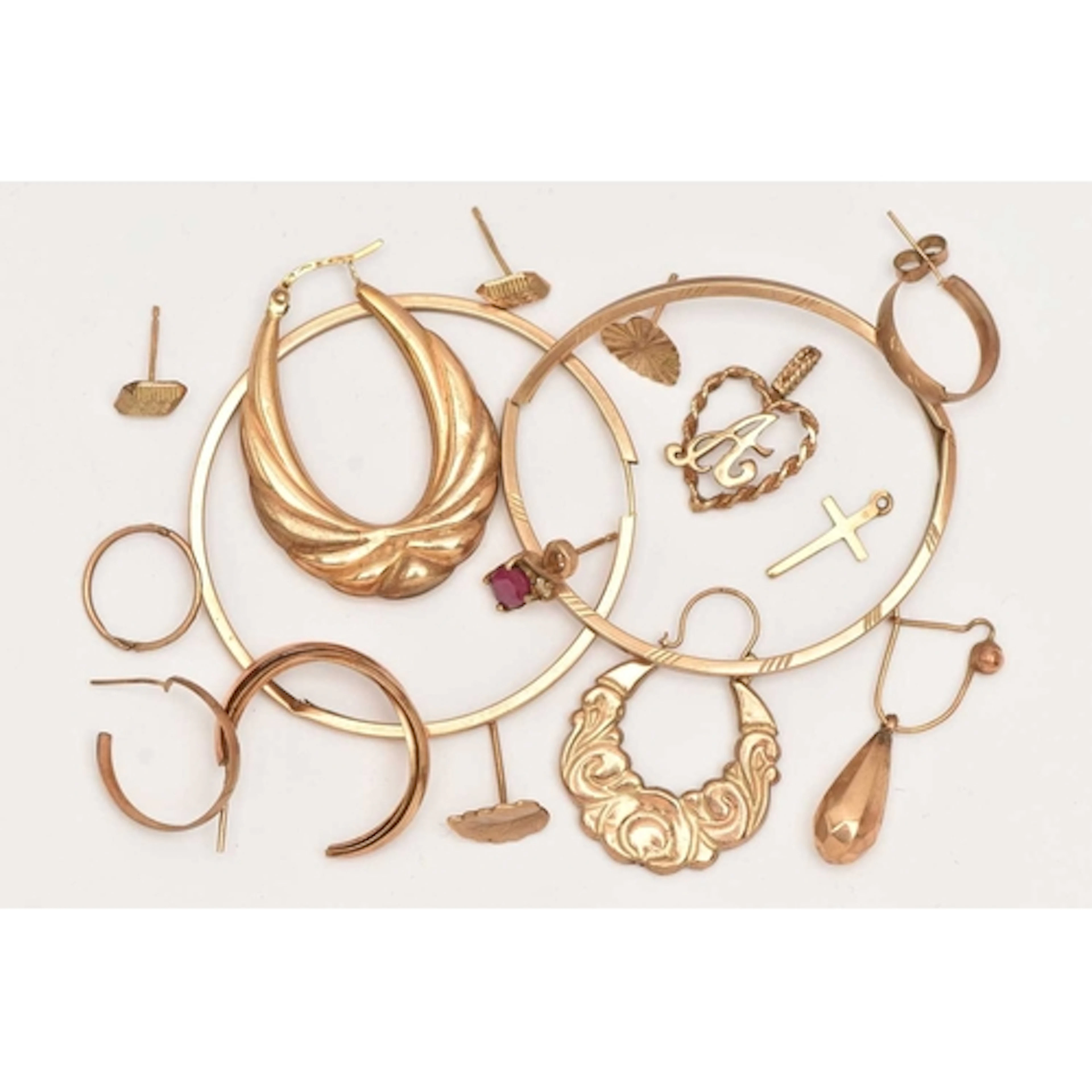 AN ASSORTMENT OF YELLOW METAL JEWELLERY, to include a pair o...