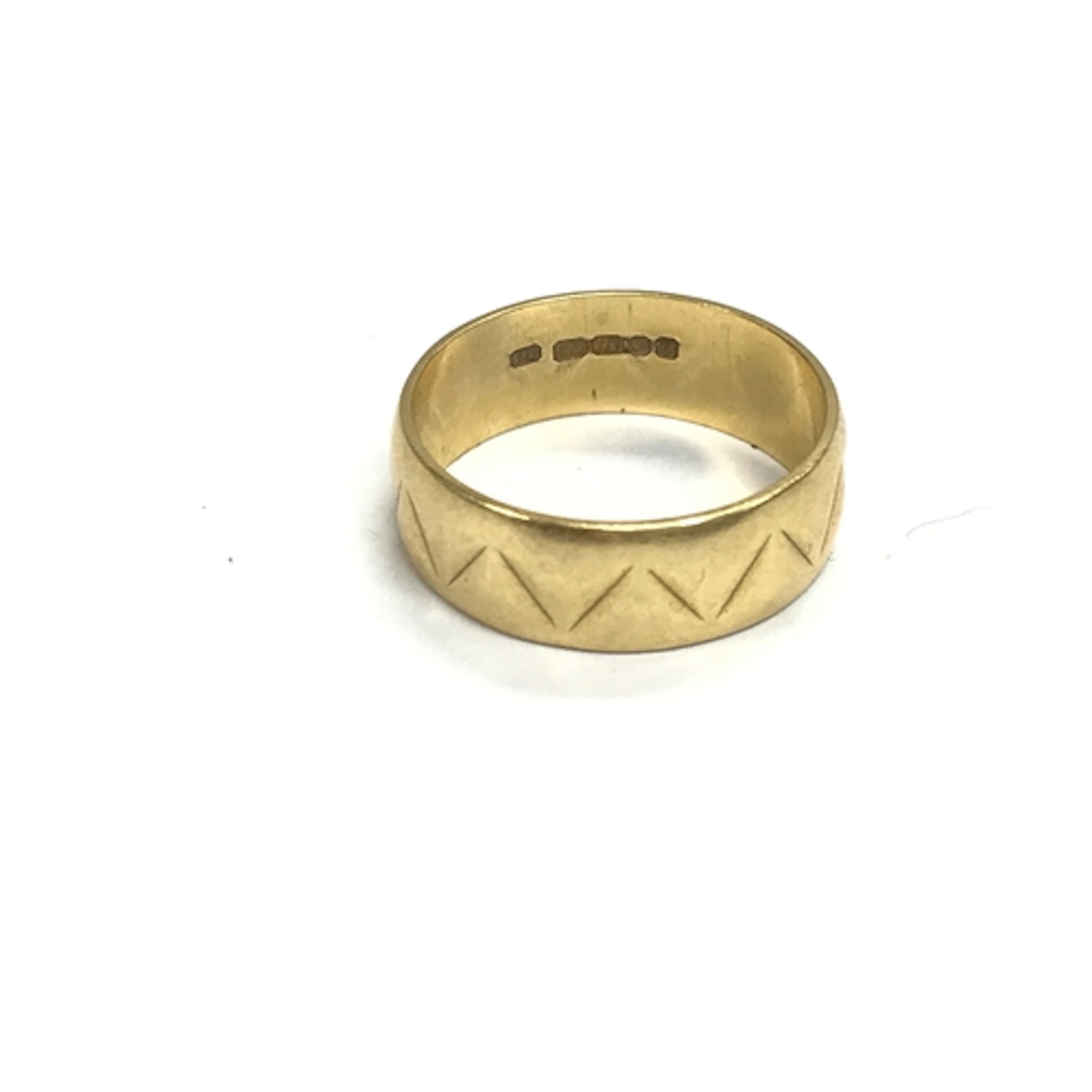 An 18ct wedding band. Size P and 5g