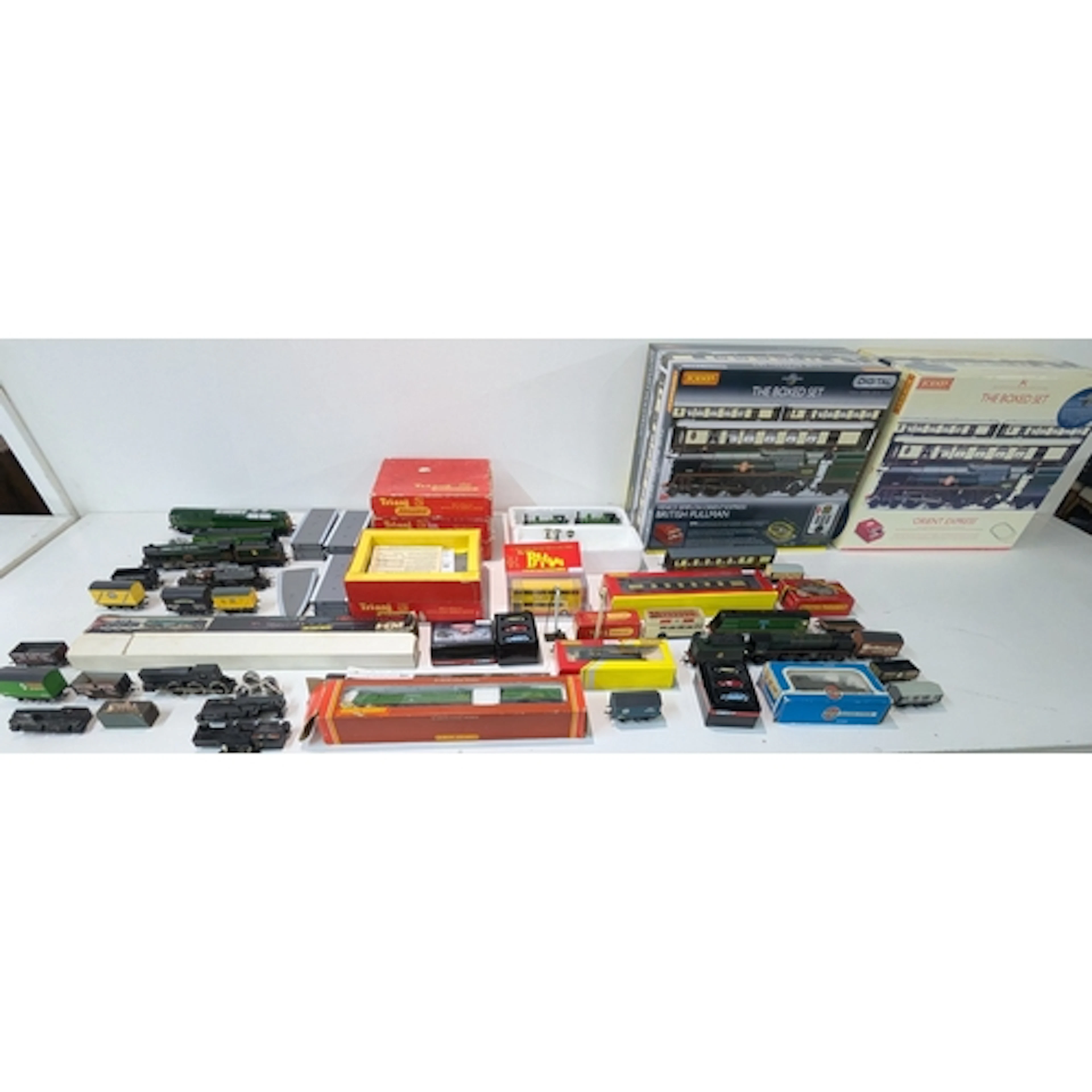 A collection of double 00 gauge model railway locomotives A/...