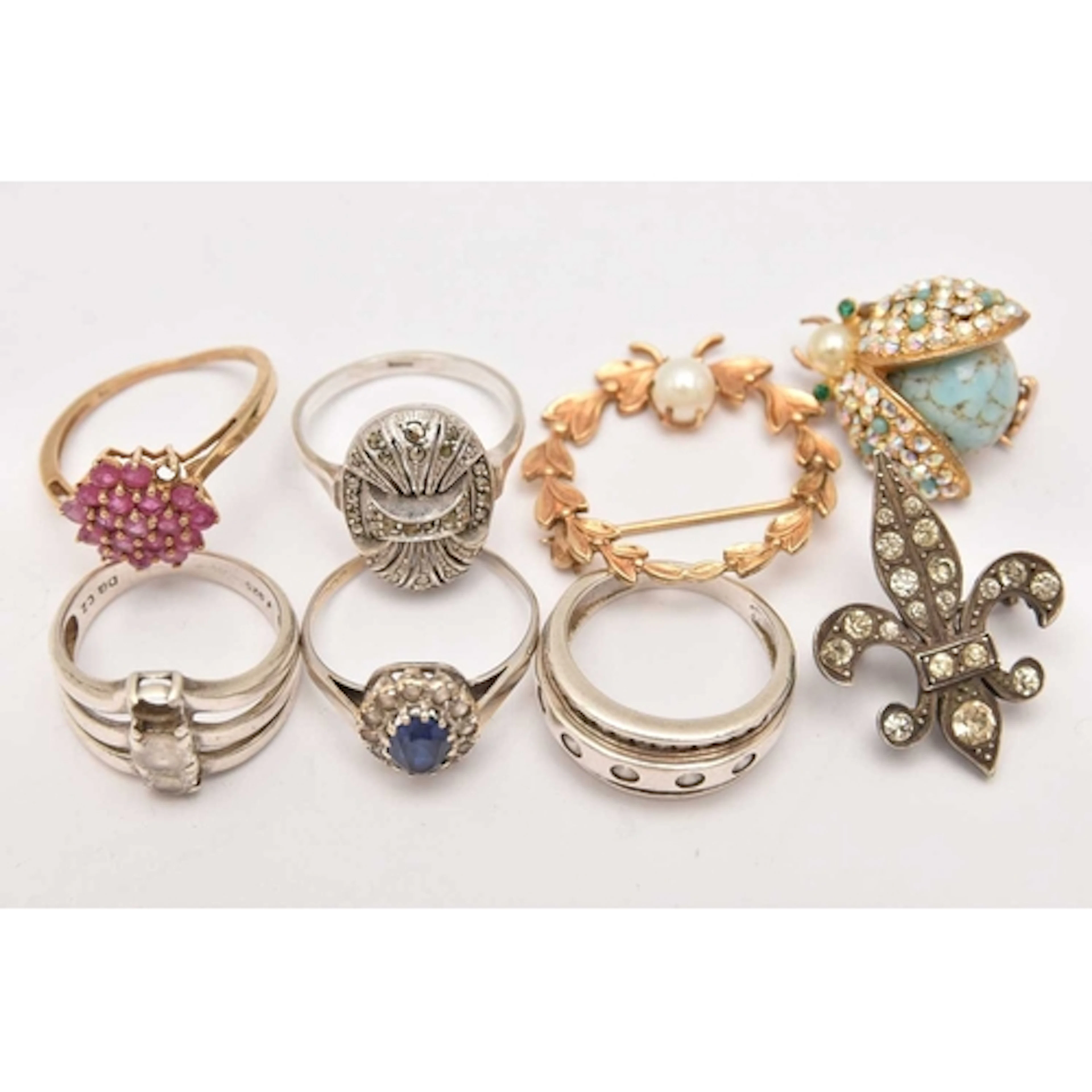 AN ASSORTMENT OF JEWELLERY, to include a yellow gold ruby cl...