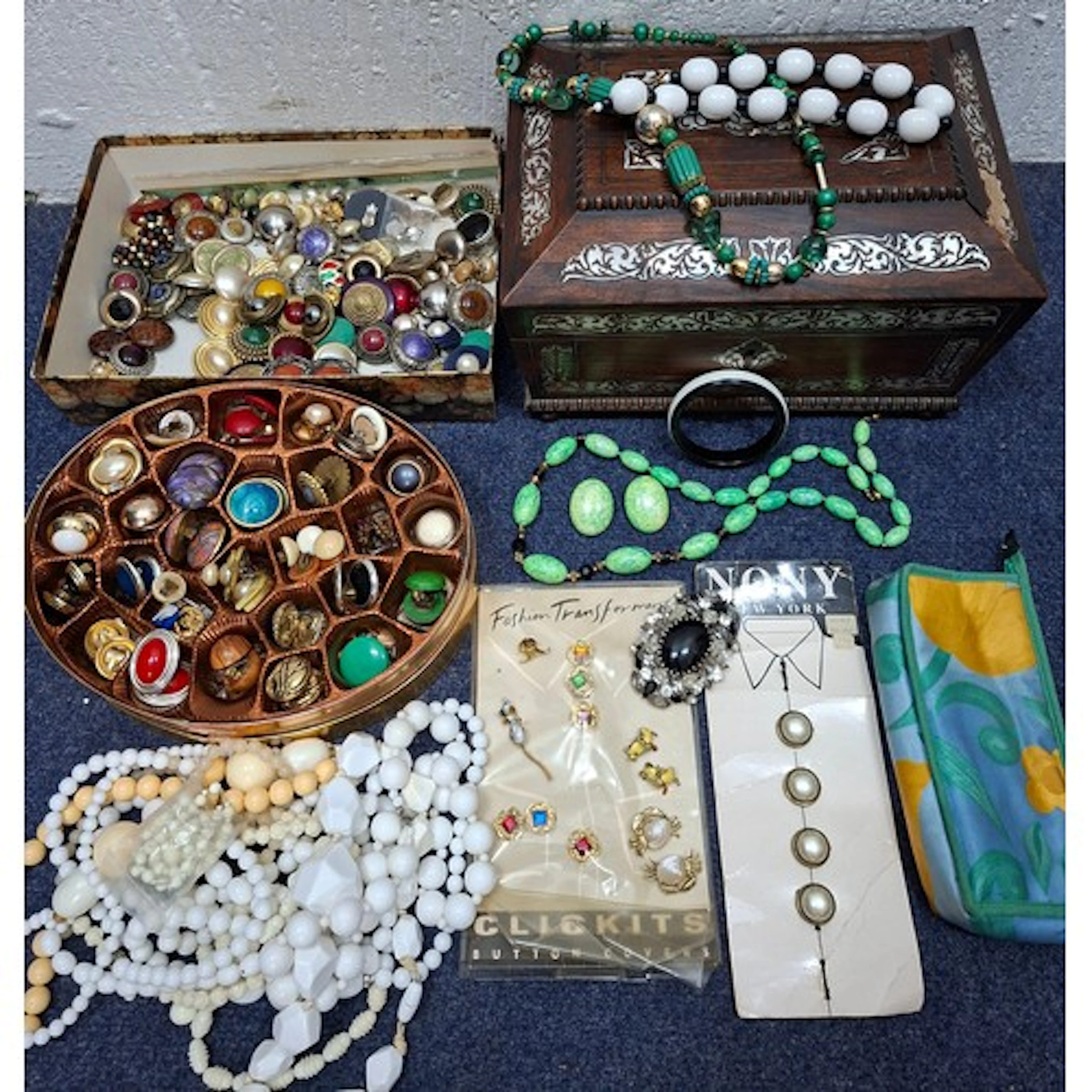 A quantity of mainly late 20th Century clip on earrings to i...