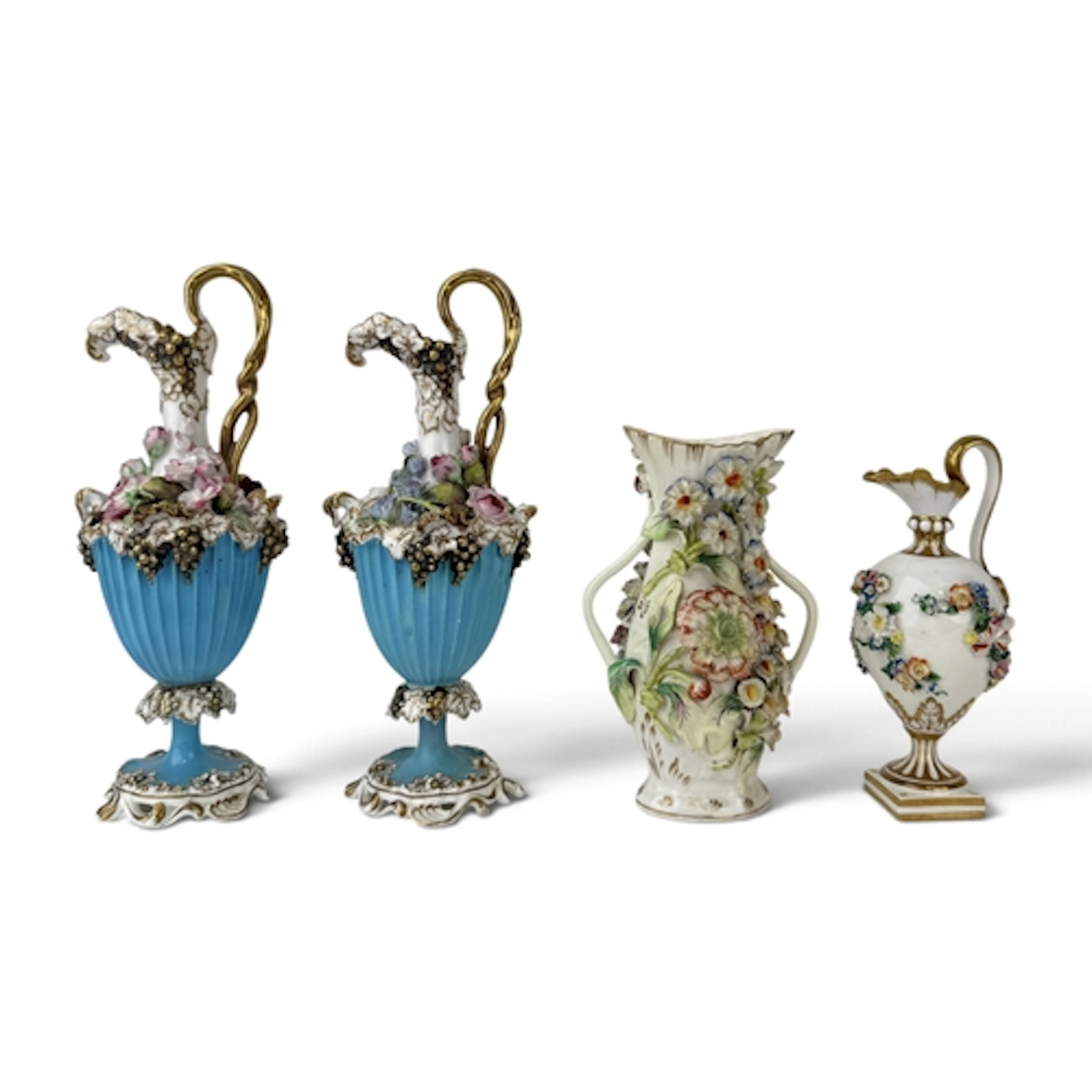 A PAIR OF ENGLISH PORCELAIN EWERS, CIRCA 1840, ENCRUSTED WIT...