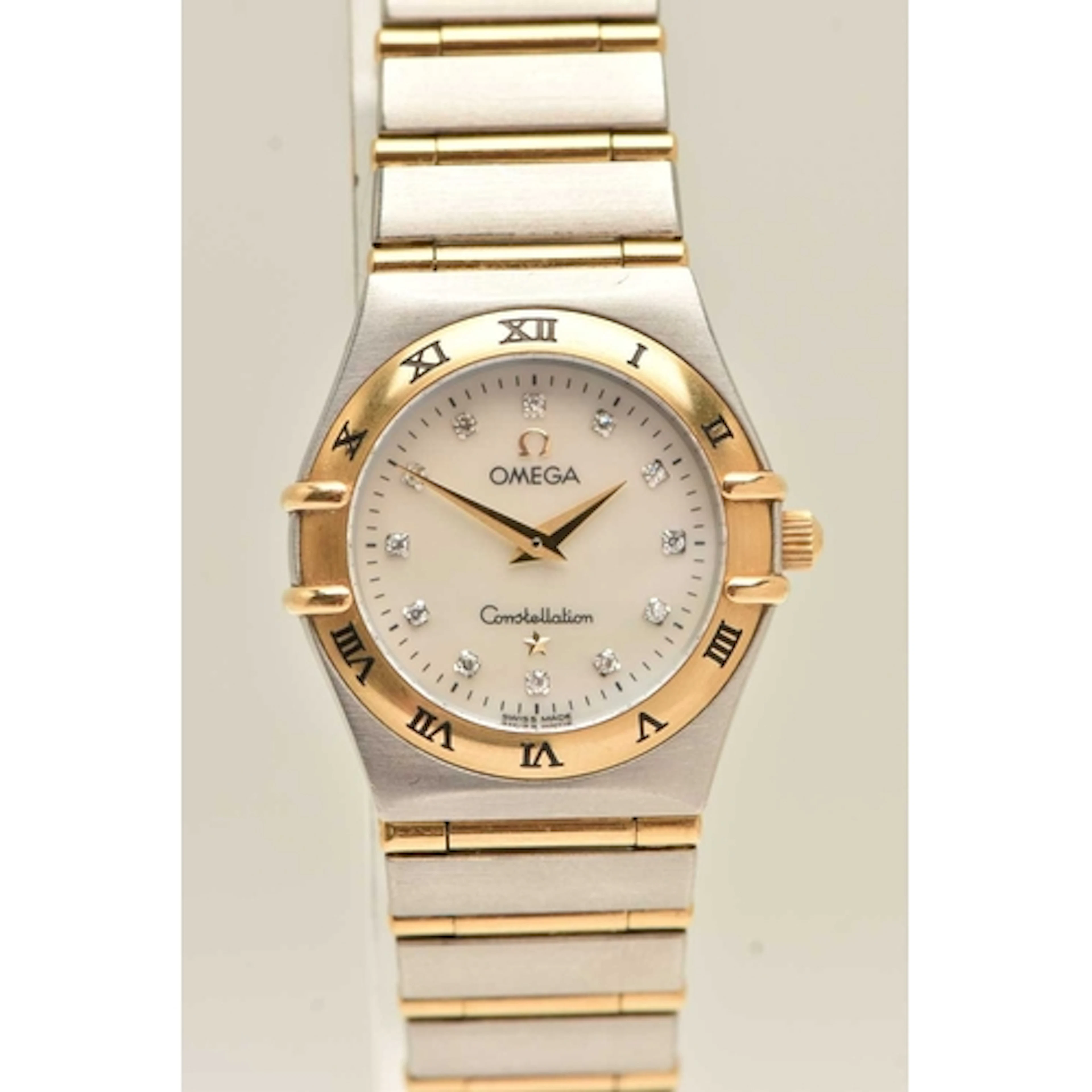 A LADIES 'OMEGA' CONSTELLATION WRISTWATCH, quartz movement, ...
