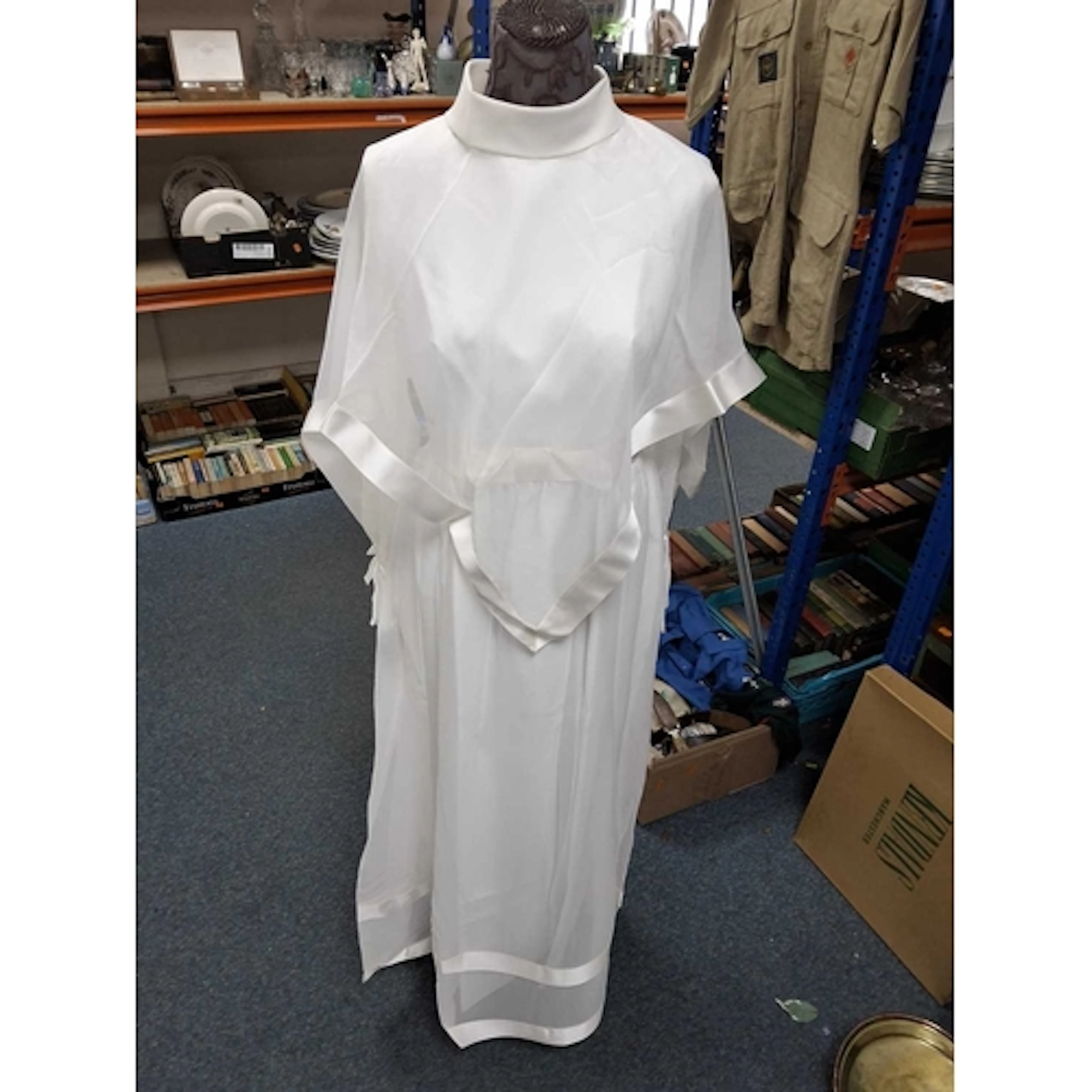 A GROUP OF VINTAGE ITEMS to include a vintage 1950s/60s wedd...