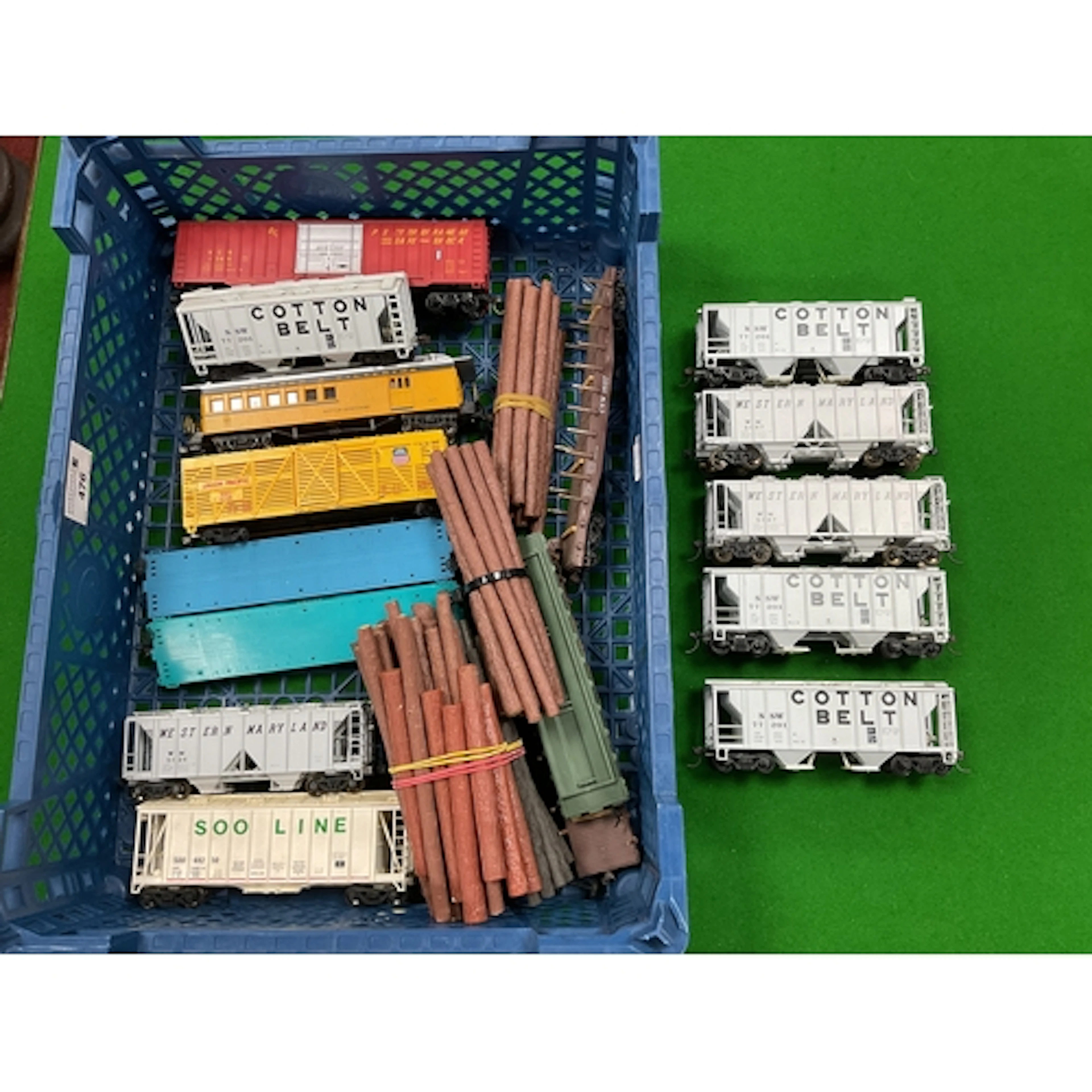 A quantity of American Outline HO scale rolling stock by Bac...