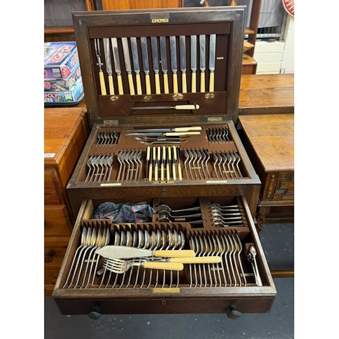 Early 20th century oak cased cutlery canteen containing a la...