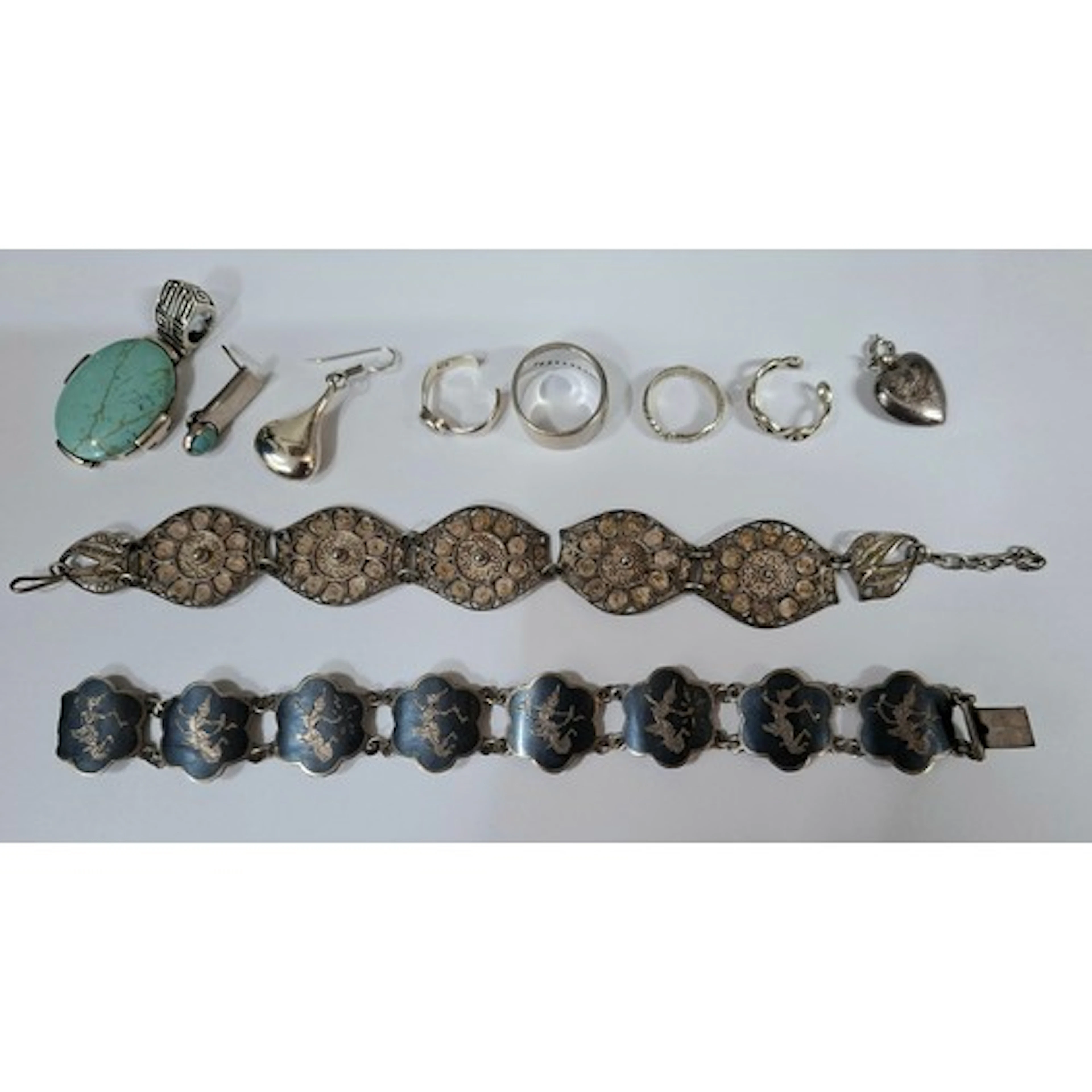 Silver jewellery to include a silver and turquoise pendant 1...