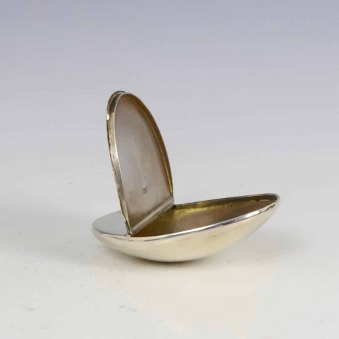 An Edwardian silver snuff box, Colen Hewer Cheshire, Chester...