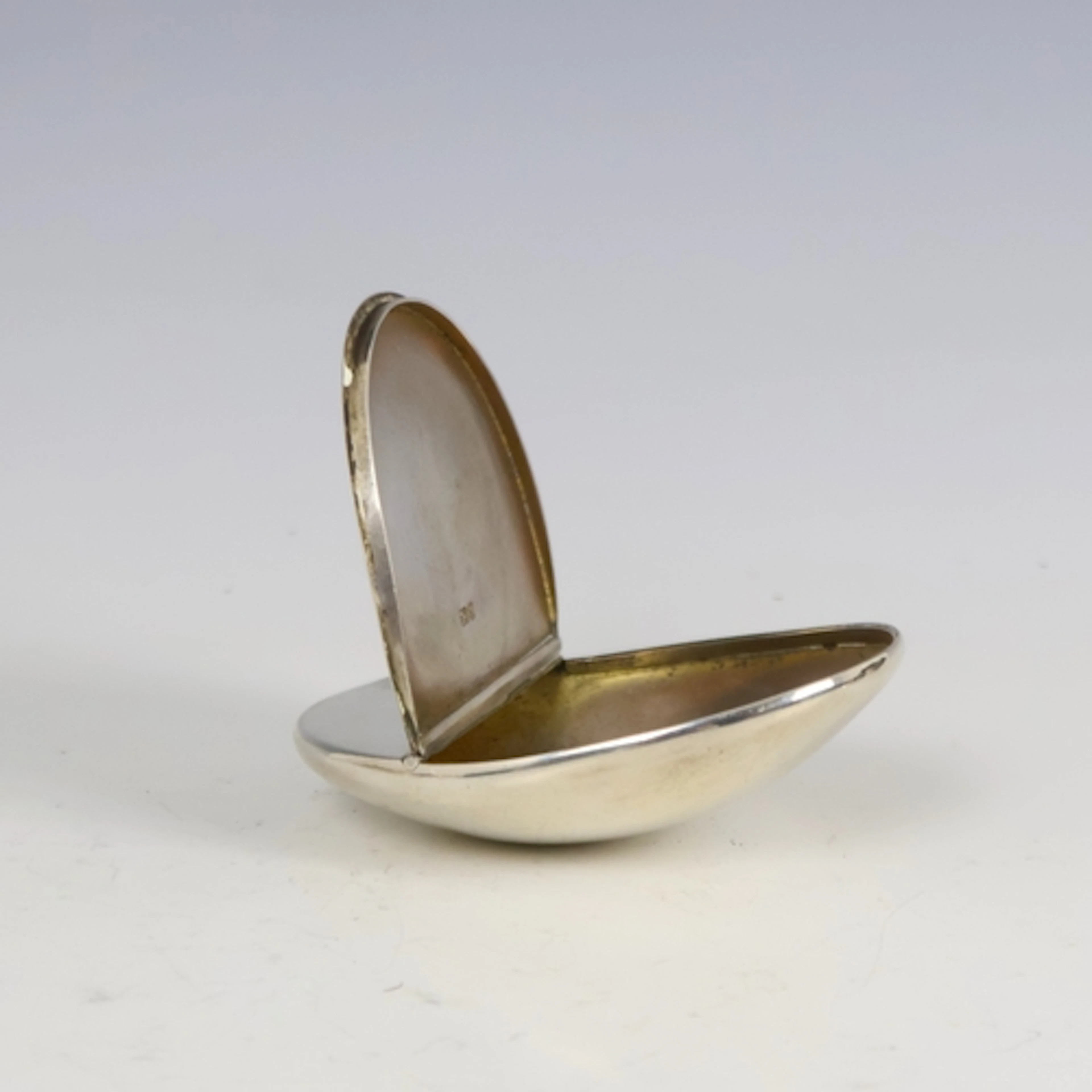 An Edwardian silver snuff box, Colen Hewer Cheshire, Chester...