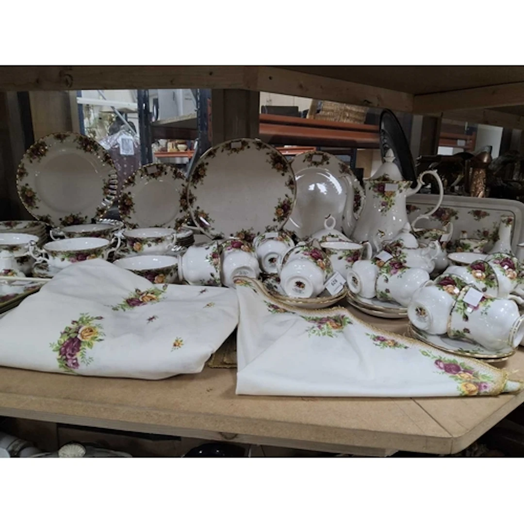 A GROUP OF ROYAL ALBERT 'OLD COUNTRY ROSES' TEA AND DINNEWAR...