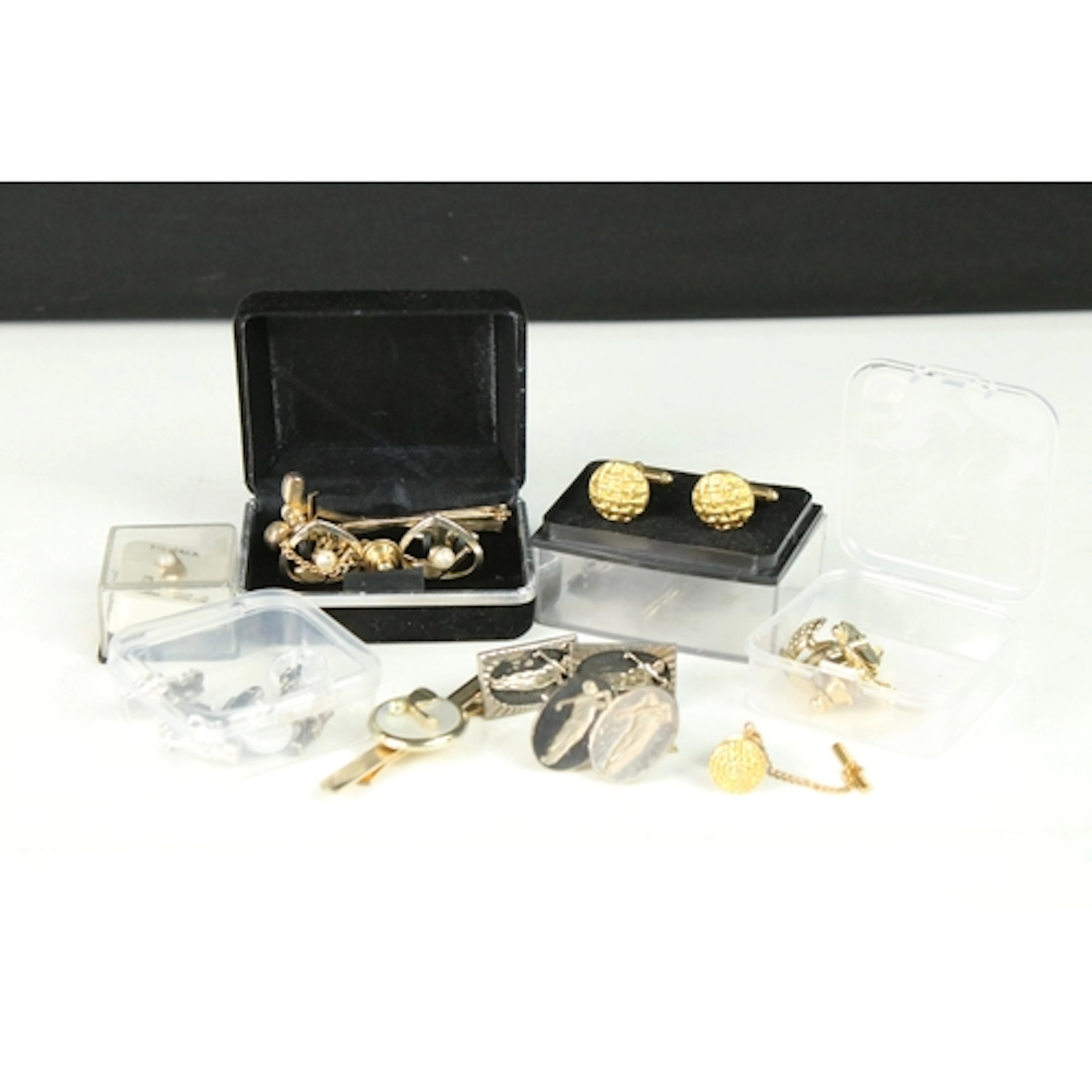 Small quantity of golfing related costume jewellery items in...