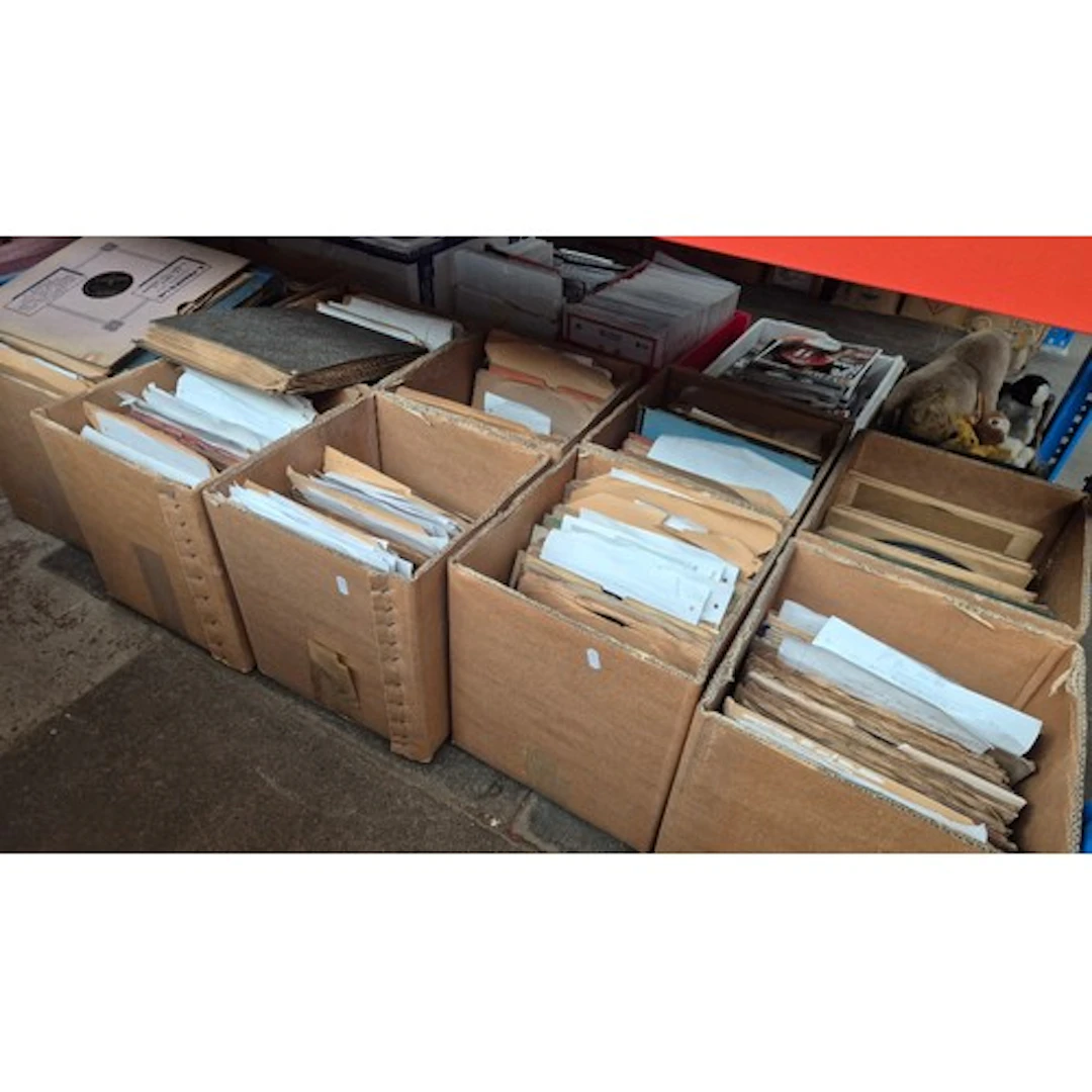 10 boxes and 2 folders of 78rpm shellac records. Artistes in...